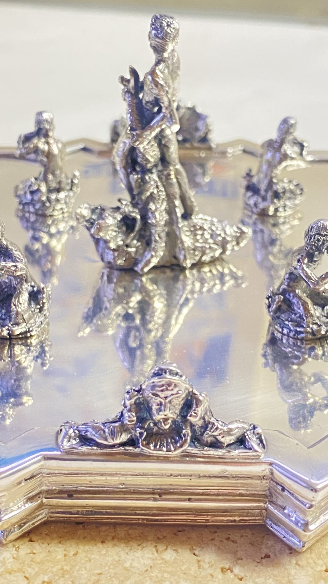 SORPRENDENTE E GRANDE SOURTOUT VINTAGE DELLA CELEBRE CASA ARGENTIERA ROMANA “RIDI E MADON”, IN ARGENTO MASSICCIO 925 E TRAVERTINO, RAFFIGURANTE LE FAMOSE FONTANE DELLA CELEBRE PIAZZA NAVONA : LA FONTANA DEL MORO, DEI QUATTRO FIUMI E LA FONTANA DEL NETTUNO. (IL PREZZO SI RIFERISCE AL COMPLETO, MA I PEZZI POSSONO ESSERE VENDUTI ANCHE SINGOLARMENTE – CONTATTAMI PER IL PREZZO DI CIASCUNO) - immagine 27