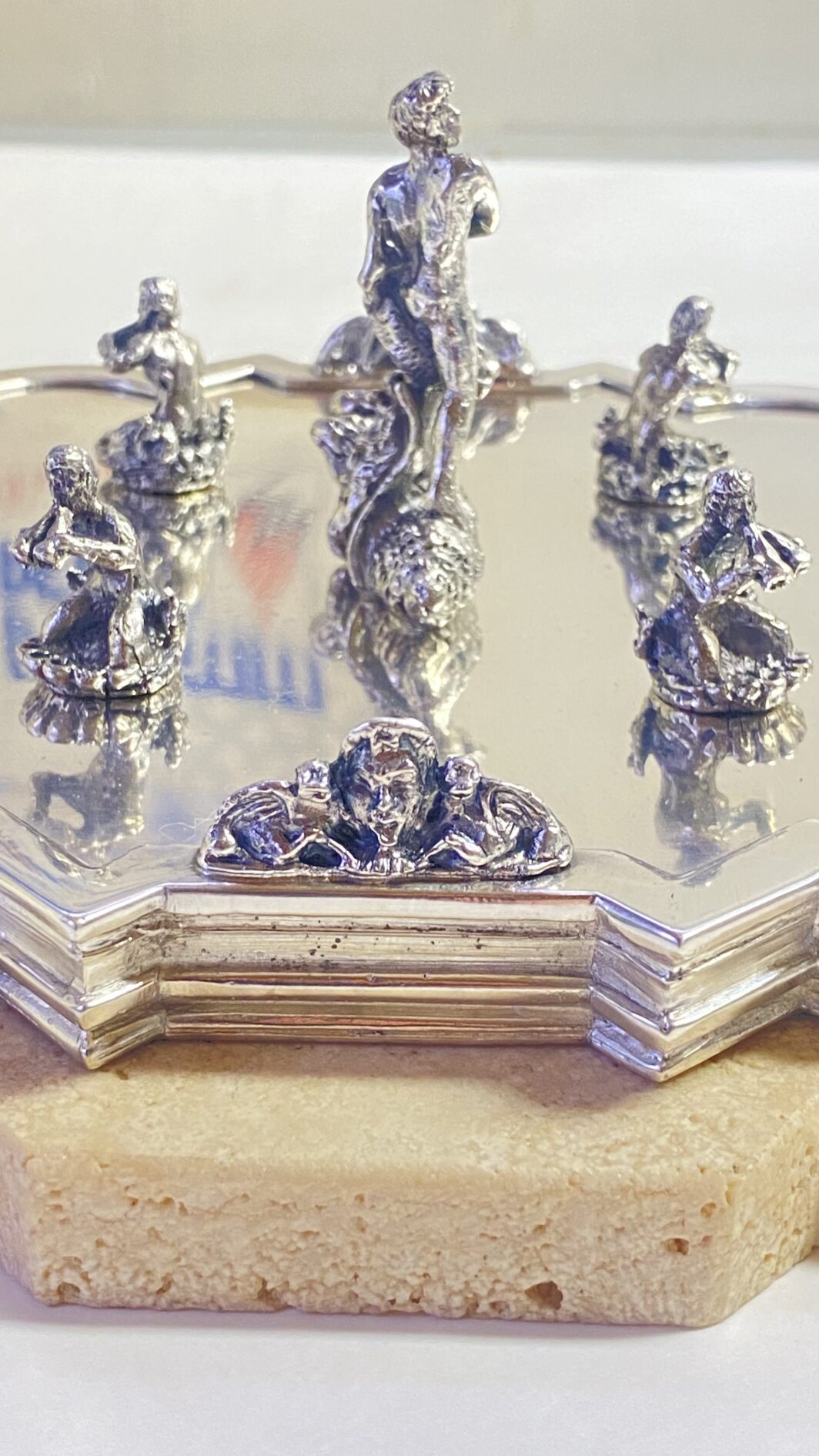 SORPRENDENTE E GRANDE SOURTOUT VINTAGE DELLA CELEBRE CASA ARGENTIERA ROMANA “RIDI E MADON”, IN ARGENTO MASSICCIO 925 E TRAVERTINO, RAFFIGURANTE LE FAMOSE FONTANE DELLA CELEBRE PIAZZA NAVONA : LA FONTANA DEL MORO, DEI QUATTRO FIUMI E LA FONTANA DEL NETTUNO. (IL PREZZO SI RIFERISCE AL COMPLETO, MA I PEZZI POSSONO ESSERE VENDUTI ANCHE SINGOLARMENTE – CONTATTAMI PER IL PREZZO DI CIASCUNO) - immagine 29