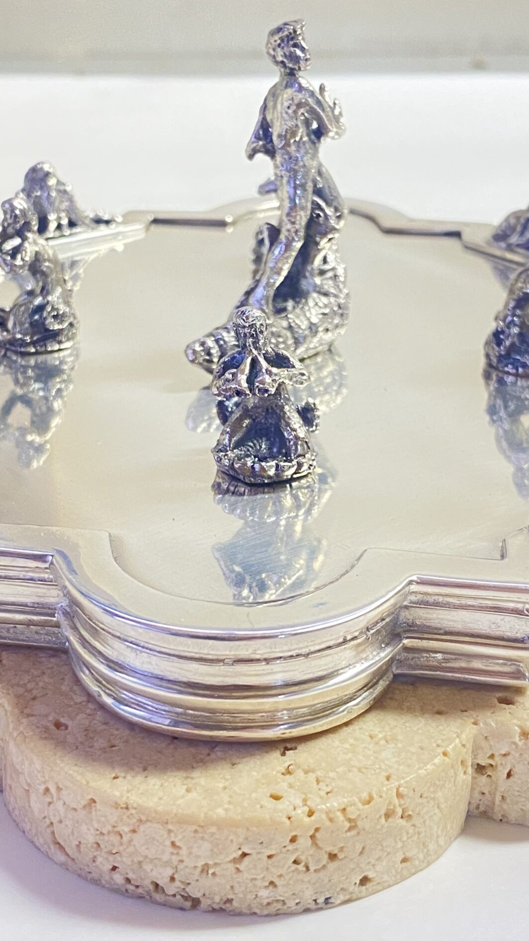 SORPRENDENTE E GRANDE SOURTOUT VINTAGE DELLA CELEBRE CASA ARGENTIERA ROMANA “RIDI E MADON”, IN ARGENTO MASSICCIO 925 E TRAVERTINO, RAFFIGURANTE LE FAMOSE FONTANE DELLA CELEBRE PIAZZA NAVONA : LA FONTANA DEL MORO, DEI QUATTRO FIUMI E LA FONTANA DEL NETTUNO. (IL PREZZO SI RIFERISCE AL COMPLETO, MA I PEZZI POSSONO ESSERE VENDUTI ANCHE SINGOLARMENTE – CONTATTAMI PER IL PREZZO DI CIASCUNO) - immagine 30