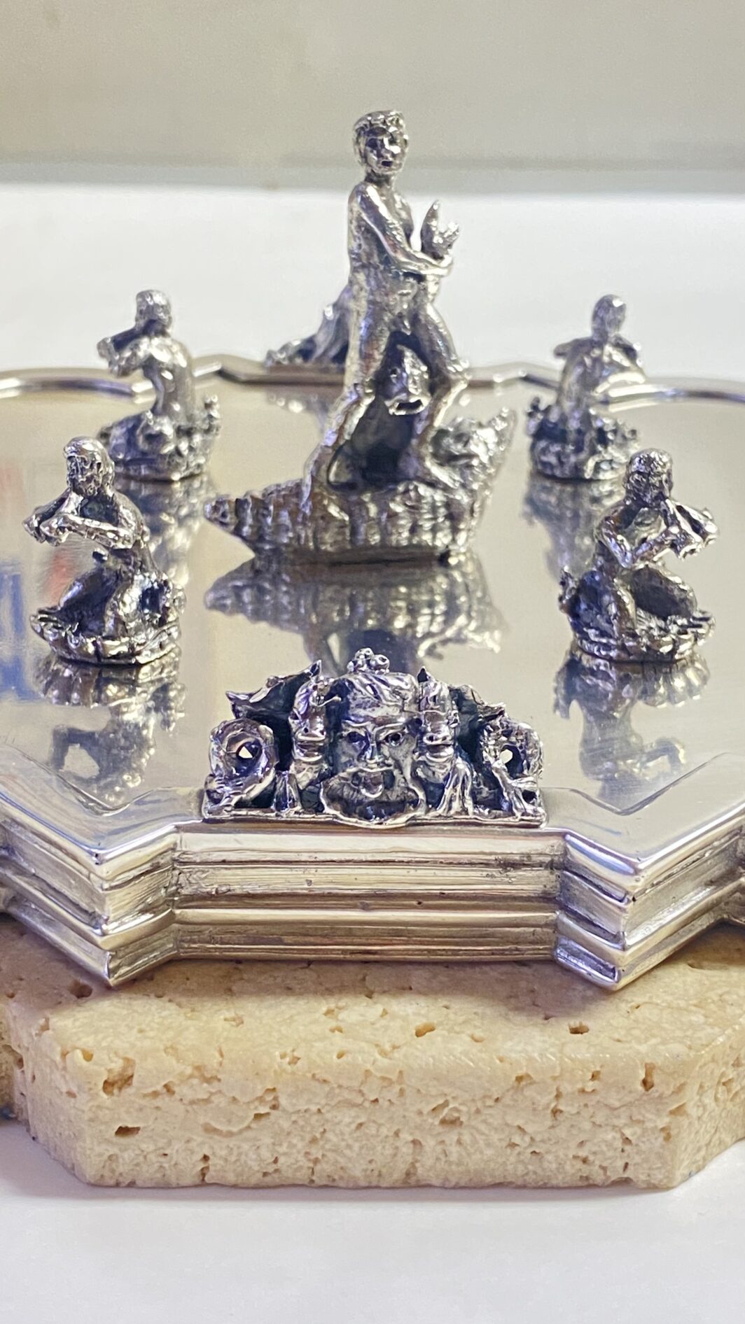 SORPRENDENTE E GRANDE SOURTOUT VINTAGE DELLA CELEBRE CASA ARGENTIERA ROMANA “RIDI E MADON”, IN ARGENTO MASSICCIO 925 E TRAVERTINO, RAFFIGURANTE LE FAMOSE FONTANE DELLA CELEBRE PIAZZA NAVONA : LA FONTANA DEL MORO, DEI QUATTRO FIUMI E LA FONTANA DEL NETTUNO. (IL PREZZO SI RIFERISCE AL COMPLETO, MA I PEZZI POSSONO ESSERE VENDUTI ANCHE SINGOLARMENTE – CONTATTAMI PER IL PREZZO DI CIASCUNO) - immagine 31