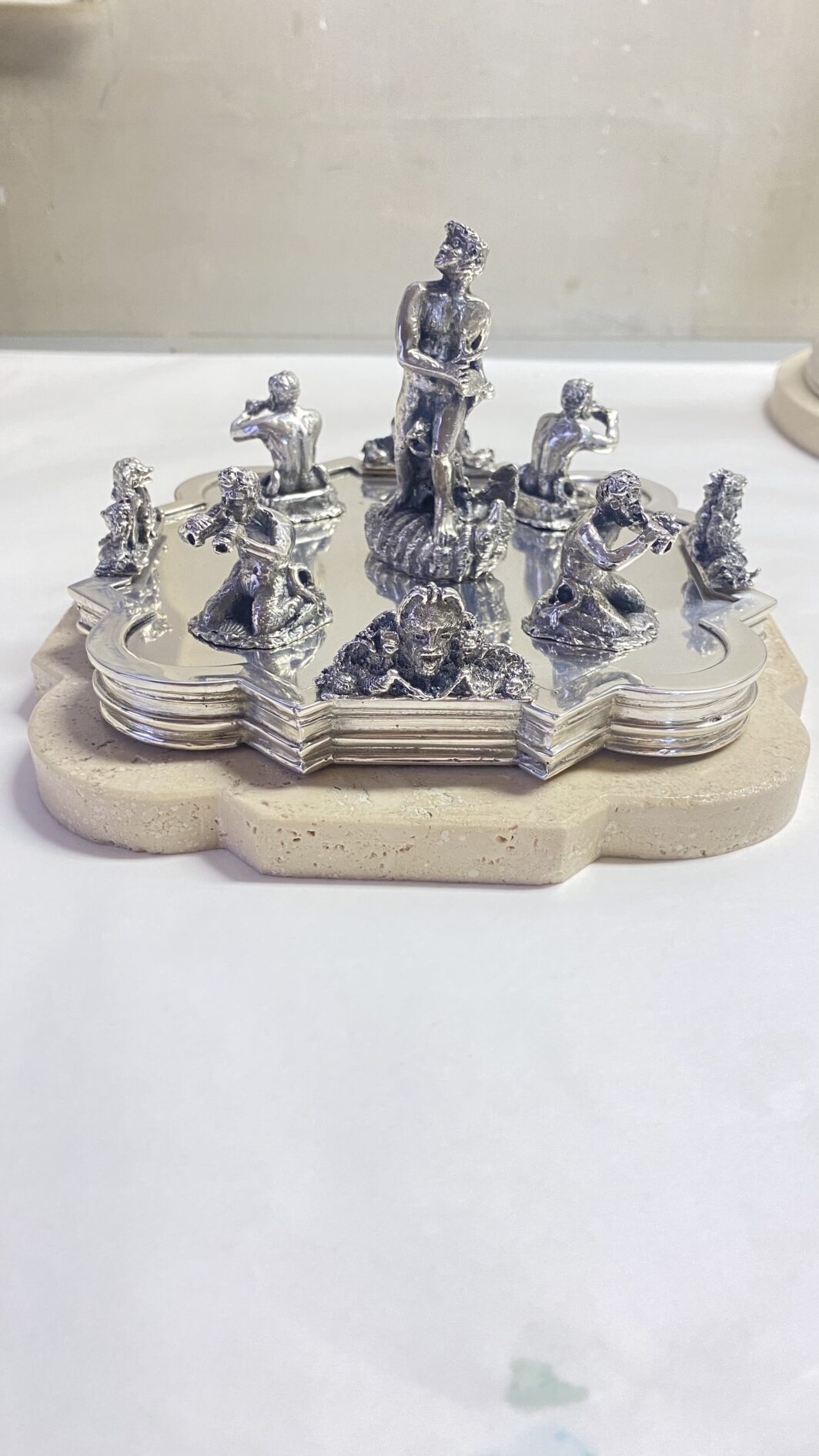 SORPRENDENTE E GRANDE SOURTOUT VINTAGE DELLA CELEBRE CASA ARGENTIERA ROMANA “RIDI E MADON”, IN ARGENTO MASSICCIO 925 E TRAVERTINO, RAFFIGURANTE LE FAMOSE FONTANE DELLA CELEBRE PIAZZA NAVONA : LA FONTANA DEL MORO, DEI QUATTRO FIUMI E LA FONTANA DEL NETTUNO. (IL PREZZO SI RIFERISCE AL COMPLETO, MA I PEZZI POSSONO ESSERE VENDUTI ANCHE SINGOLARMENTE – CONTATTAMI PER IL PREZZO DI CIASCUNO) - immagine 34