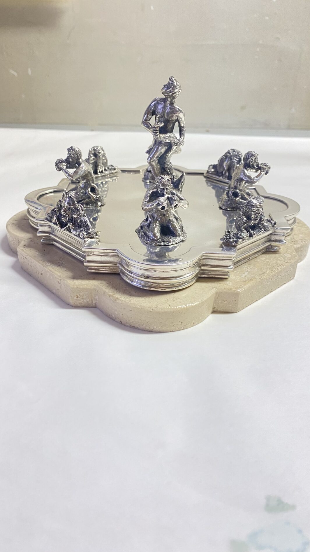SORPRENDENTE E GRANDE SOURTOUT VINTAGE DELLA CELEBRE CASA ARGENTIERA ROMANA “RIDI E MADON”, IN ARGENTO MASSICCIO 925 E TRAVERTINO, RAFFIGURANTE LE FAMOSE FONTANE DELLA CELEBRE PIAZZA NAVONA : LA FONTANA DEL MORO, DEI QUATTRO FIUMI E LA FONTANA DEL NETTUNO. (IL PREZZO SI RIFERISCE AL COMPLETO, MA I PEZZI POSSONO ESSERE VENDUTI ANCHE SINGOLARMENTE – CONTATTAMI PER IL PREZZO DI CIASCUNO) - immagine 35