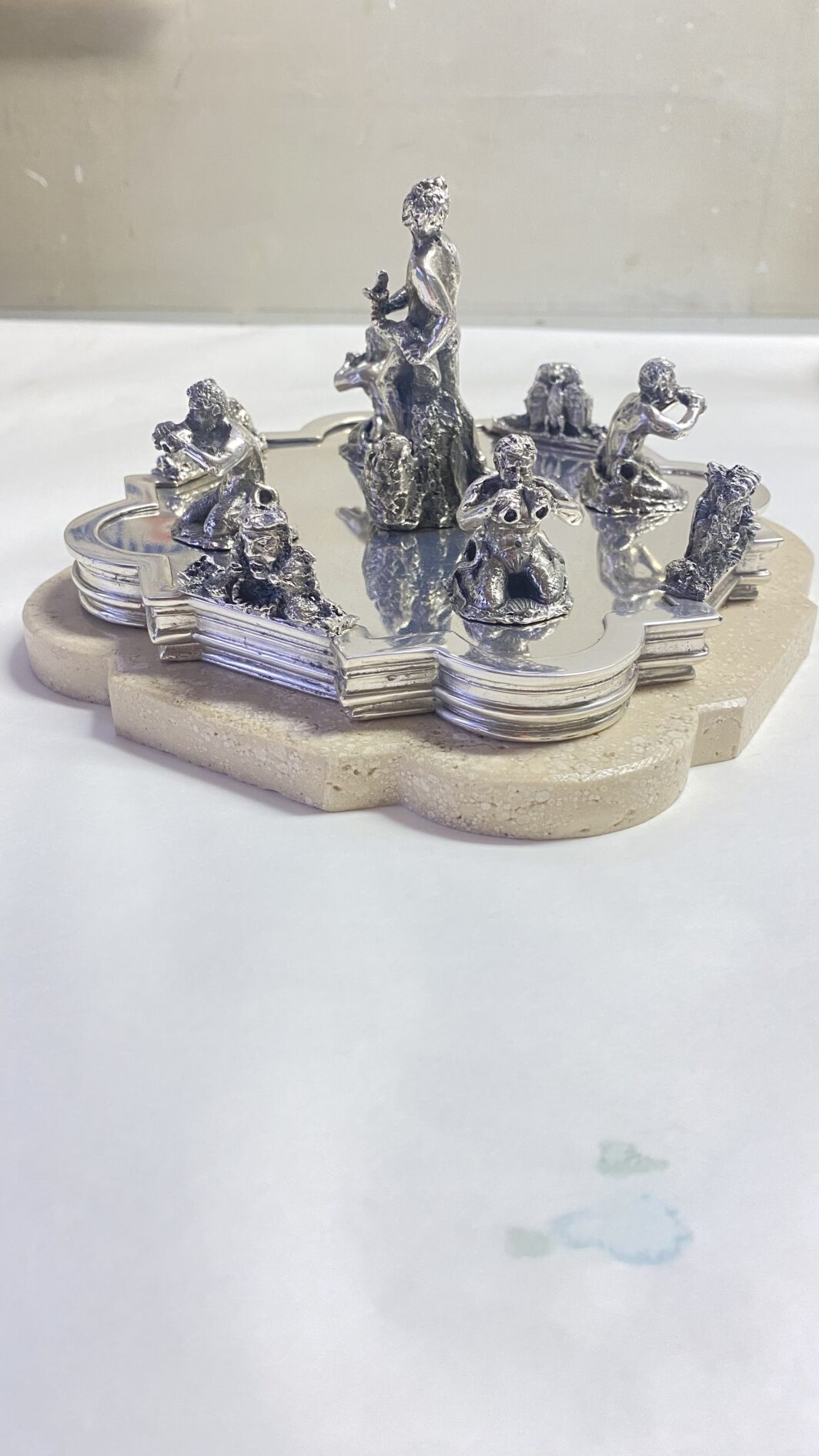 SORPRENDENTE E GRANDE SOURTOUT VINTAGE DELLA CELEBRE CASA ARGENTIERA ROMANA “RIDI E MADON”, IN ARGENTO MASSICCIO 925 E TRAVERTINO, RAFFIGURANTE LE FAMOSE FONTANE DELLA CELEBRE PIAZZA NAVONA : LA FONTANA DEL MORO, DEI QUATTRO FIUMI E LA FONTANA DEL NETTUNO. (IL PREZZO SI RIFERISCE AL COMPLETO, MA I PEZZI POSSONO ESSERE VENDUTI ANCHE SINGOLARMENTE – CONTATTAMI PER IL PREZZO DI CIASCUNO) - immagine 36
