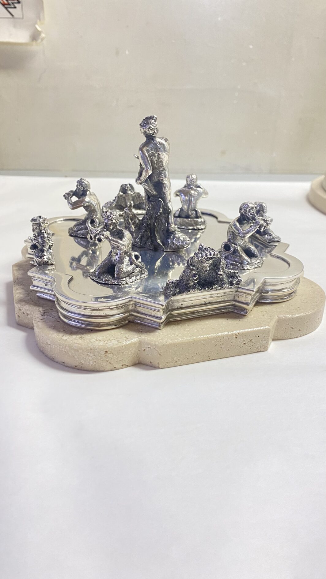 SORPRENDENTE E GRANDE SOURTOUT VINTAGE DELLA CELEBRE CASA ARGENTIERA ROMANA “RIDI E MADON”, IN ARGENTO MASSICCIO 925 E TRAVERTINO, RAFFIGURANTE LE FAMOSE FONTANE DELLA CELEBRE PIAZZA NAVONA : LA FONTANA DEL MORO, DEI QUATTRO FIUMI E LA FONTANA DEL NETTUNO. (IL PREZZO SI RIFERISCE AL COMPLETO, MA I PEZZI POSSONO ESSERE VENDUTI ANCHE SINGOLARMENTE – CONTATTAMI PER IL PREZZO DI CIASCUNO) - immagine 37