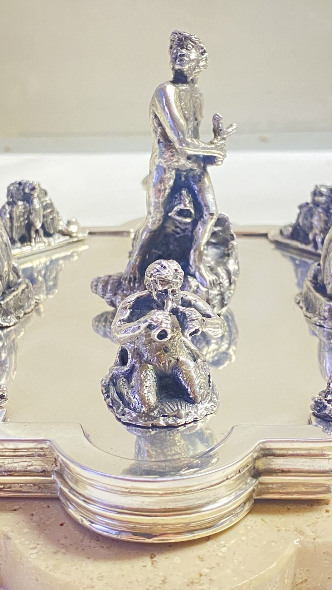 SORPRENDENTE E GRANDE SOURTOUT VINTAGE DELLA CELEBRE CASA ARGENTIERA ROMANA “RIDI E MADON”, IN ARGENTO MASSICCIO 925 E TRAVERTINO, RAFFIGURANTE LE FAMOSE FONTANE DELLA CELEBRE PIAZZA NAVONA : LA FONTANA DEL MORO, DEI QUATTRO FIUMI E LA FONTANA DEL NETTUNO. (IL PREZZO SI RIFERISCE AL COMPLETO, MA I PEZZI POSSONO ESSERE VENDUTI ANCHE SINGOLARMENTE – CONTATTAMI PER IL PREZZO DI CIASCUNO) - immagine 38