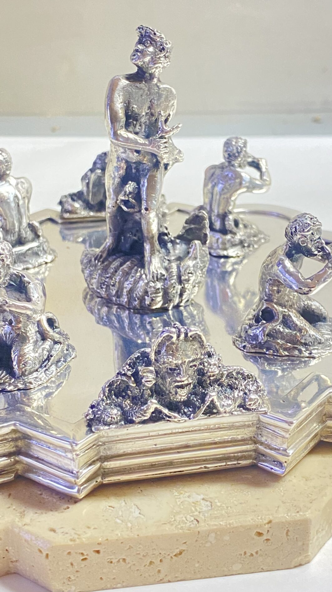 SORPRENDENTE E GRANDE SOURTOUT VINTAGE DELLA CELEBRE CASA ARGENTIERA ROMANA “RIDI E MADON”, IN ARGENTO MASSICCIO 925 E TRAVERTINO, RAFFIGURANTE LE FAMOSE FONTANE DELLA CELEBRE PIAZZA NAVONA : LA FONTANA DEL MORO, DEI QUATTRO FIUMI E LA FONTANA DEL NETTUNO. (IL PREZZO SI RIFERISCE AL COMPLETO, MA I PEZZI POSSONO ESSERE VENDUTI ANCHE SINGOLARMENTE – CONTATTAMI PER IL PREZZO DI CIASCUNO) - immagine 39