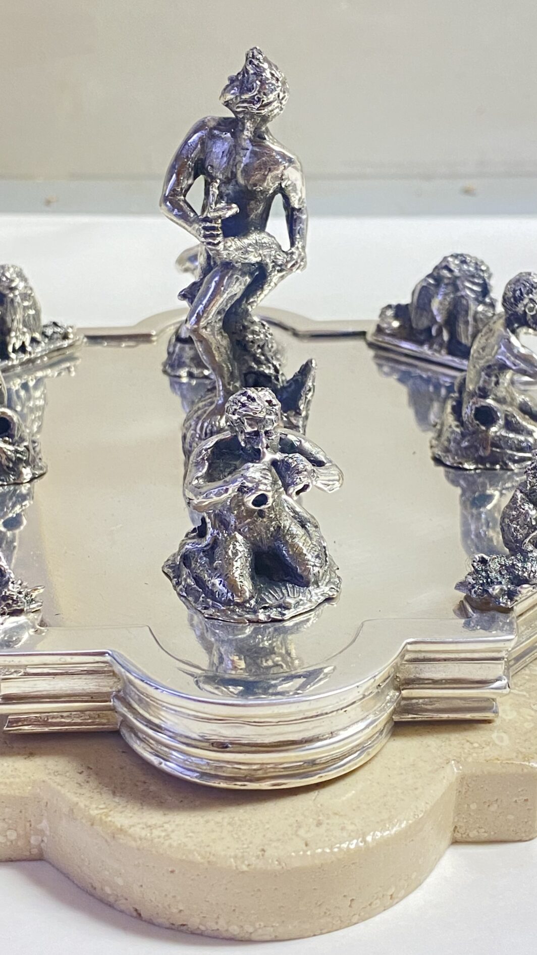 SORPRENDENTE E GRANDE SOURTOUT VINTAGE DELLA CELEBRE CASA ARGENTIERA ROMANA “RIDI E MADON”, IN ARGENTO MASSICCIO 925 E TRAVERTINO, RAFFIGURANTE LE FAMOSE FONTANE DELLA CELEBRE PIAZZA NAVONA : LA FONTANA DEL MORO, DEI QUATTRO FIUMI E LA FONTANA DEL NETTUNO. (IL PREZZO SI RIFERISCE AL COMPLETO, MA I PEZZI POSSONO ESSERE VENDUTI ANCHE SINGOLARMENTE – CONTATTAMI PER IL PREZZO DI CIASCUNO) - immagine 40