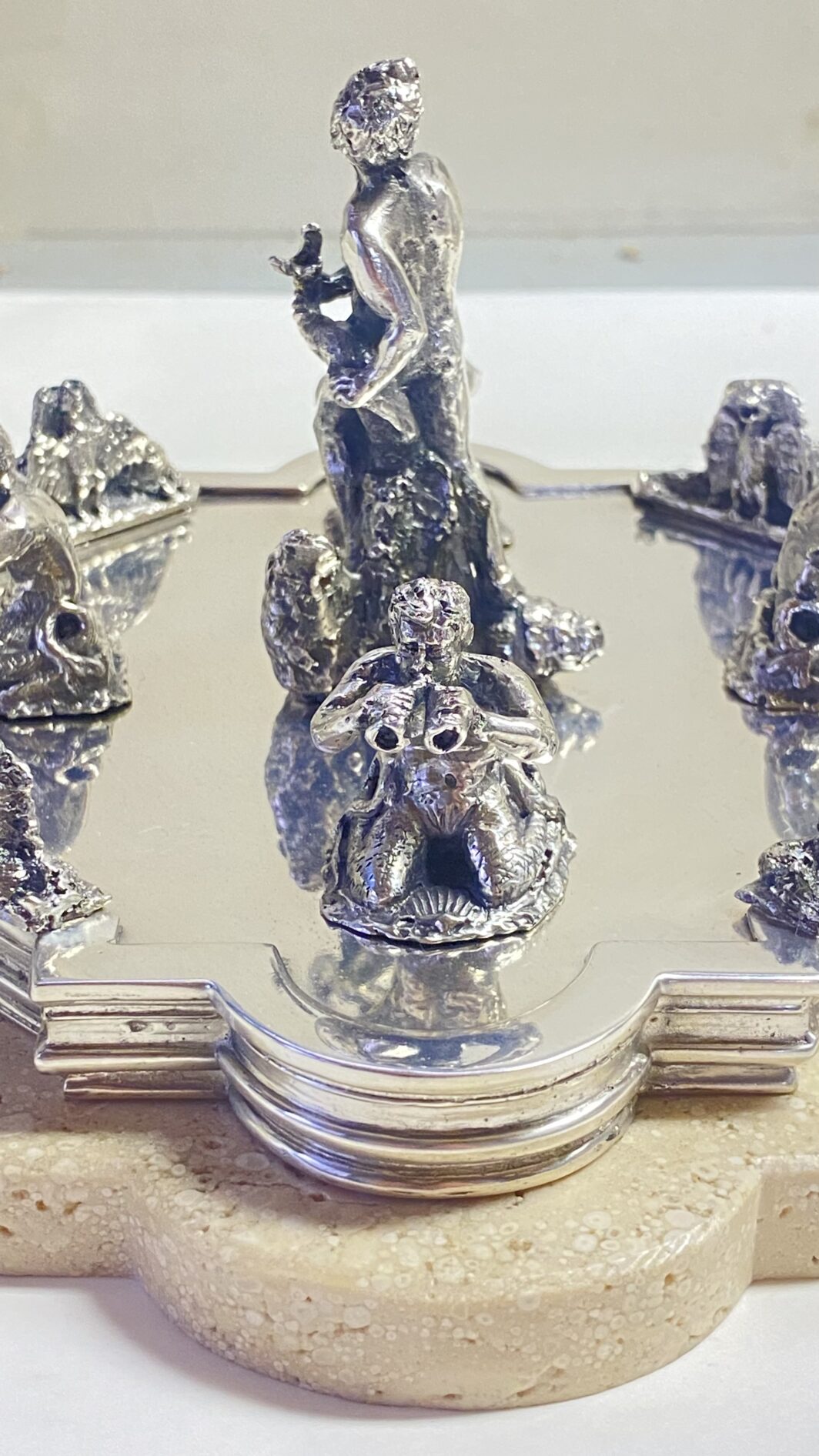 SORPRENDENTE E GRANDE SOURTOUT VINTAGE DELLA CELEBRE CASA ARGENTIERA ROMANA “RIDI E MADON”, IN ARGENTO MASSICCIO 925 E TRAVERTINO, RAFFIGURANTE LE FAMOSE FONTANE DELLA CELEBRE PIAZZA NAVONA : LA FONTANA DEL MORO, DEI QUATTRO FIUMI E LA FONTANA DEL NETTUNO. (IL PREZZO SI RIFERISCE AL COMPLETO, MA I PEZZI POSSONO ESSERE VENDUTI ANCHE SINGOLARMENTE – CONTATTAMI PER IL PREZZO DI CIASCUNO) - immagine 42
