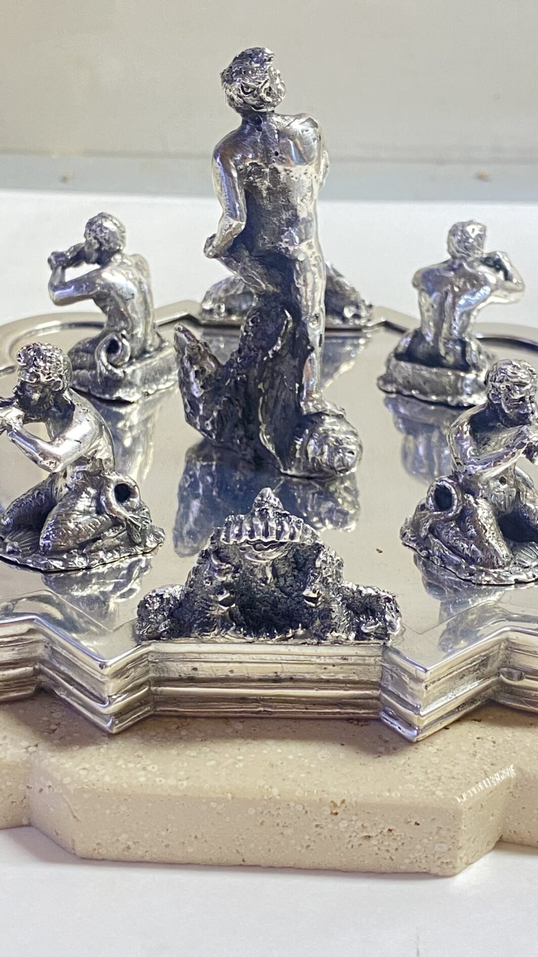 SORPRENDENTE E GRANDE SOURTOUT VINTAGE DELLA CELEBRE CASA ARGENTIERA ROMANA “RIDI E MADON”, IN ARGENTO MASSICCIO 925 E TRAVERTINO, RAFFIGURANTE LE FAMOSE FONTANE DELLA CELEBRE PIAZZA NAVONA : LA FONTANA DEL MORO, DEI QUATTRO FIUMI E LA FONTANA DEL NETTUNO. (IL PREZZO SI RIFERISCE AL COMPLETO, MA I PEZZI POSSONO ESSERE VENDUTI ANCHE SINGOLARMENTE – CONTATTAMI PER IL PREZZO DI CIASCUNO) - immagine 43