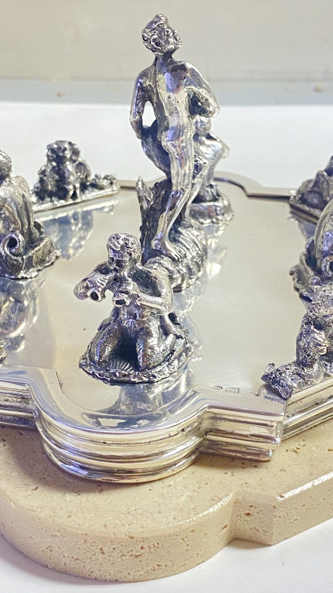 SORPRENDENTE E GRANDE SOURTOUT VINTAGE DELLA CELEBRE CASA ARGENTIERA ROMANA “RIDI E MADON”, IN ARGENTO MASSICCIO 925 E TRAVERTINO, RAFFIGURANTE LE FAMOSE FONTANE DELLA CELEBRE PIAZZA NAVONA : LA FONTANA DEL MORO, DEI QUATTRO FIUMI E LA FONTANA DEL NETTUNO. (IL PREZZO SI RIFERISCE AL COMPLETO, MA I PEZZI POSSONO ESSERE VENDUTI ANCHE SINGOLARMENTE – CONTATTAMI PER IL PREZZO DI CIASCUNO) - immagine 44