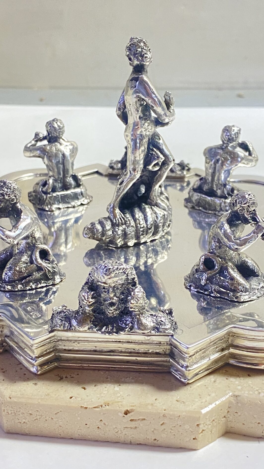 SORPRENDENTE E GRANDE SOURTOUT VINTAGE DELLA CELEBRE CASA ARGENTIERA ROMANA “RIDI E MADON”, IN ARGENTO MASSICCIO 925 E TRAVERTINO, RAFFIGURANTE LE FAMOSE FONTANE DELLA CELEBRE PIAZZA NAVONA : LA FONTANA DEL MORO, DEI QUATTRO FIUMI E LA FONTANA DEL NETTUNO. (IL PREZZO SI RIFERISCE AL COMPLETO, MA I PEZZI POSSONO ESSERE VENDUTI ANCHE SINGOLARMENTE – CONTATTAMI PER IL PREZZO DI CIASCUNO) - immagine 45