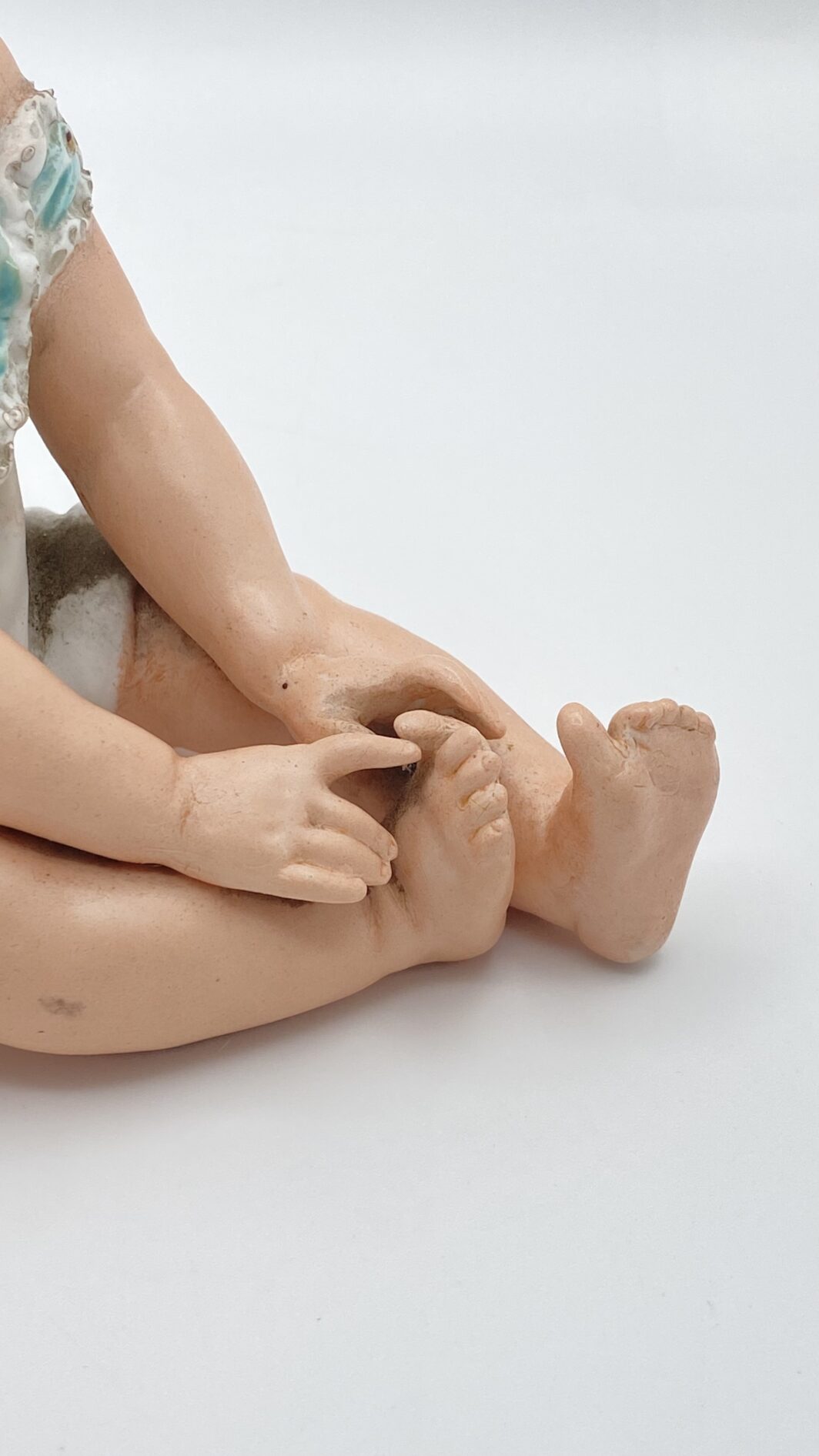 SUBLIME STATUINA “PIANO BABY” IN BISQUIT, OPERA DELLA PRESTIGIOSA CASA TEDESCA DI PORCELLANE GEBRÜDER HEUBACH. EPOCA FINE XIX, INIZI XX sec. - immagine 3