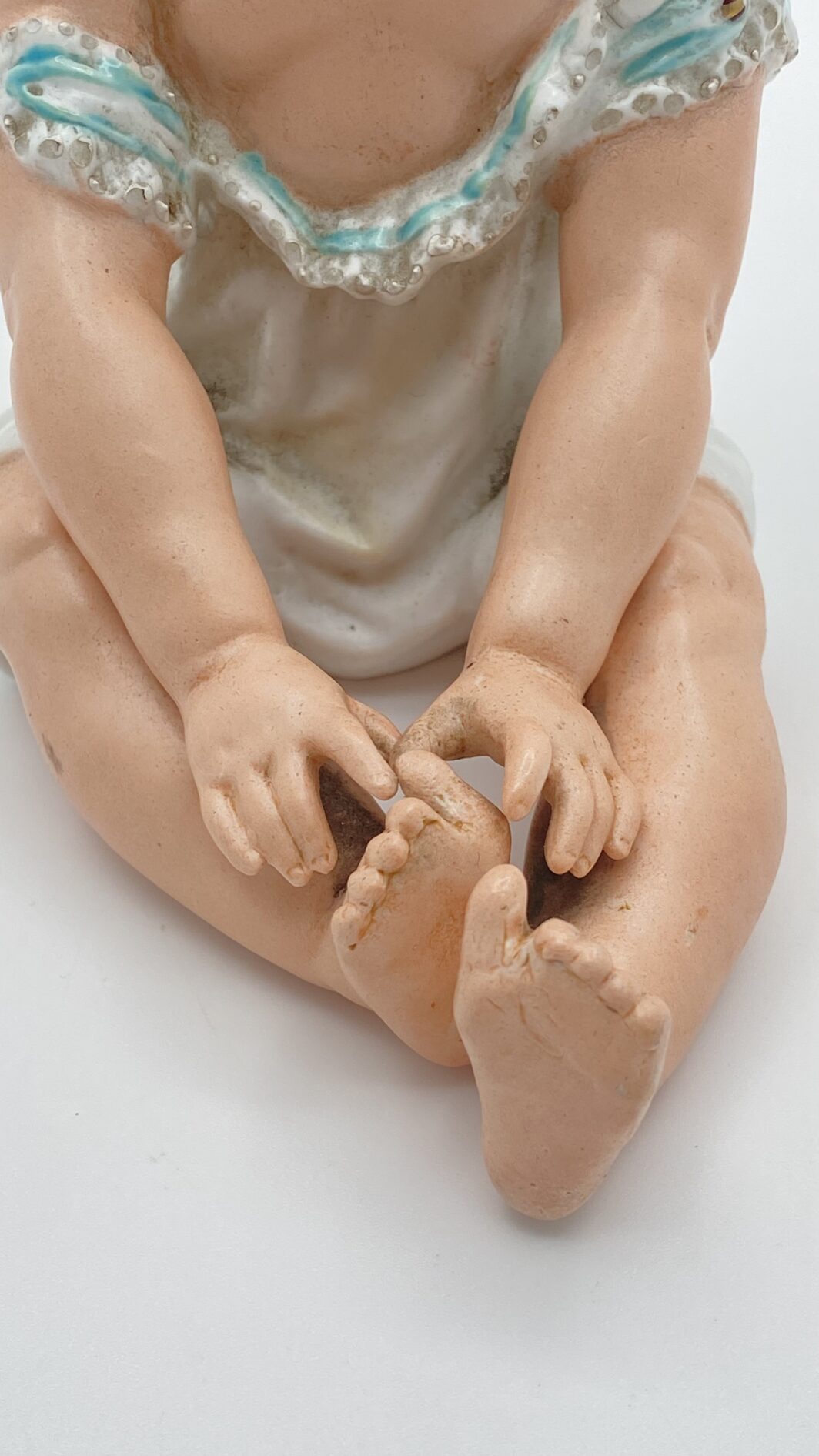 SUBLIME STATUINA “PIANO BABY” IN BISQUIT, OPERA DELLA PRESTIGIOSA CASA TEDESCA DI PORCELLANE GEBRÜDER HEUBACH. EPOCA FINE XIX, INIZI XX sec. - immagine 4