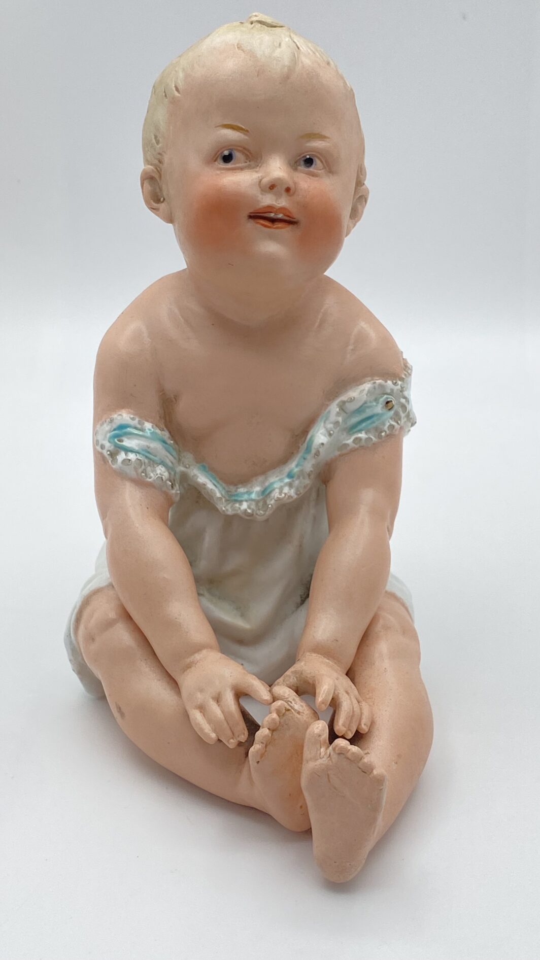 SUBLIME STATUINA “PIANO BABY” IN BISQUIT, OPERA DELLA PRESTIGIOSA CASA TEDESCA DI PORCELLANE GEBRÜDER HEUBACH. EPOCA FINE XIX, INIZI XX sec. - immagine 5