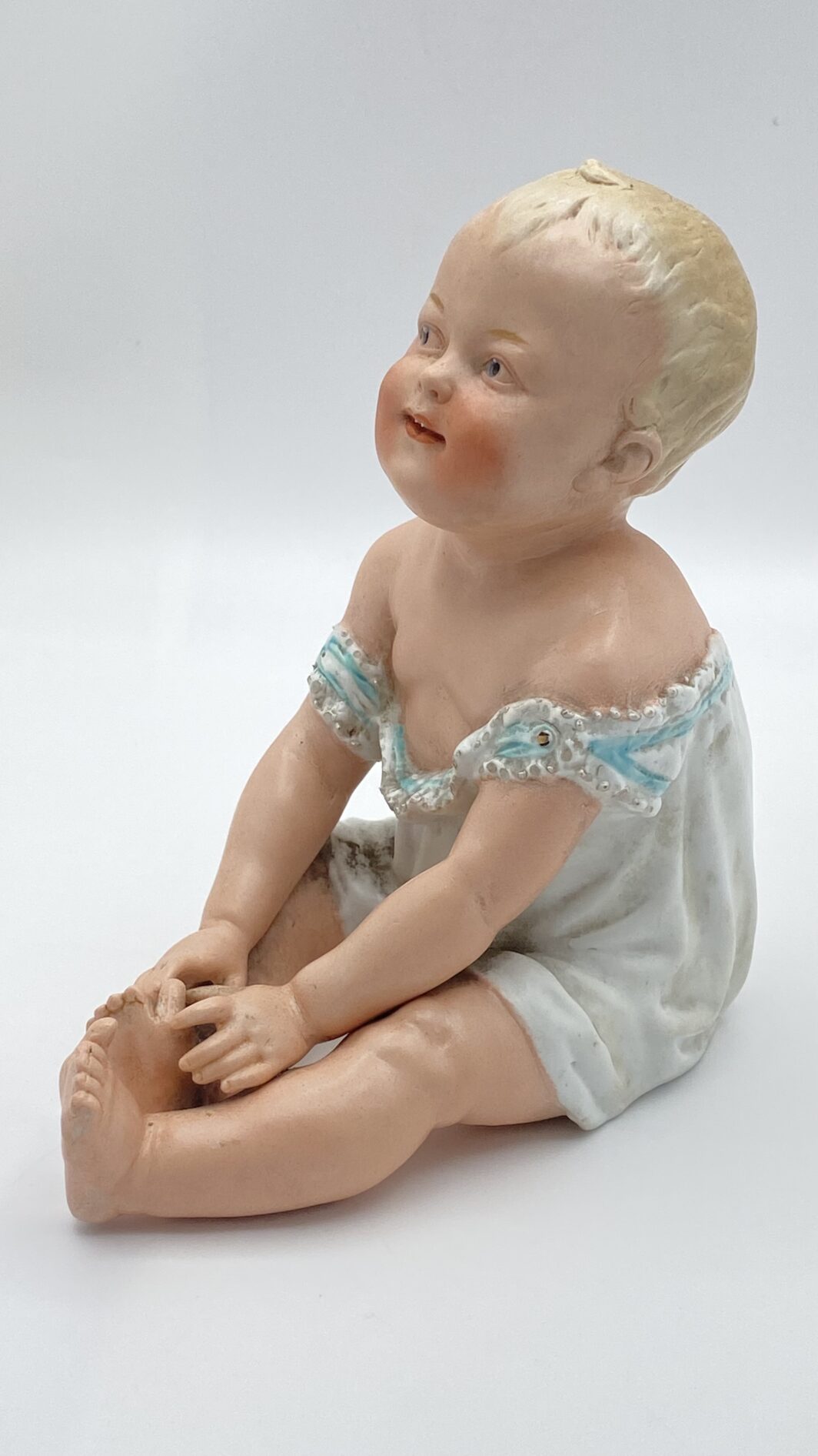 SUBLIME STATUINA “PIANO BABY” IN BISQUIT, OPERA DELLA PRESTIGIOSA CASA TEDESCA DI PORCELLANE GEBRÜDER HEUBACH. EPOCA FINE XIX, INIZI XX sec. - immagine 6