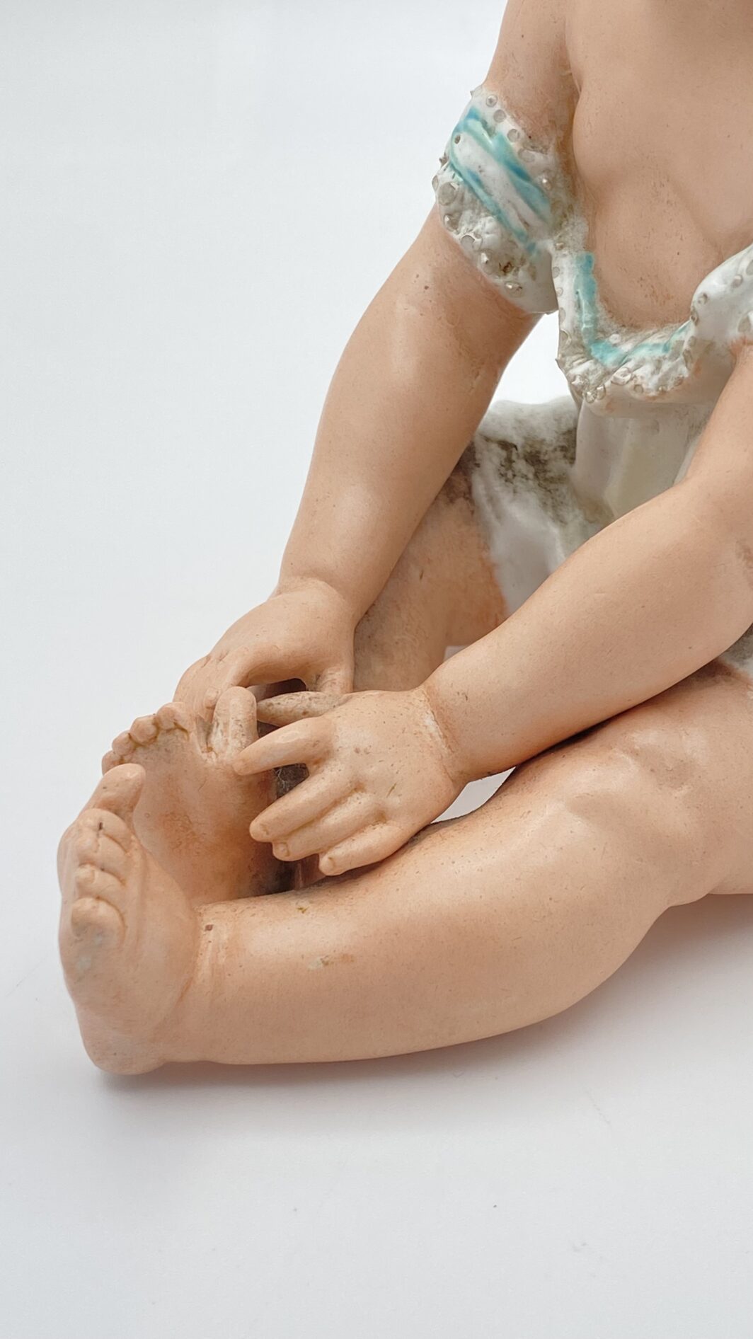 SUBLIME STATUINA “PIANO BABY” IN BISQUIT, OPERA DELLA PRESTIGIOSA CASA TEDESCA DI PORCELLANE GEBRÜDER HEUBACH. EPOCA FINE XIX, INIZI XX sec. - immagine 7