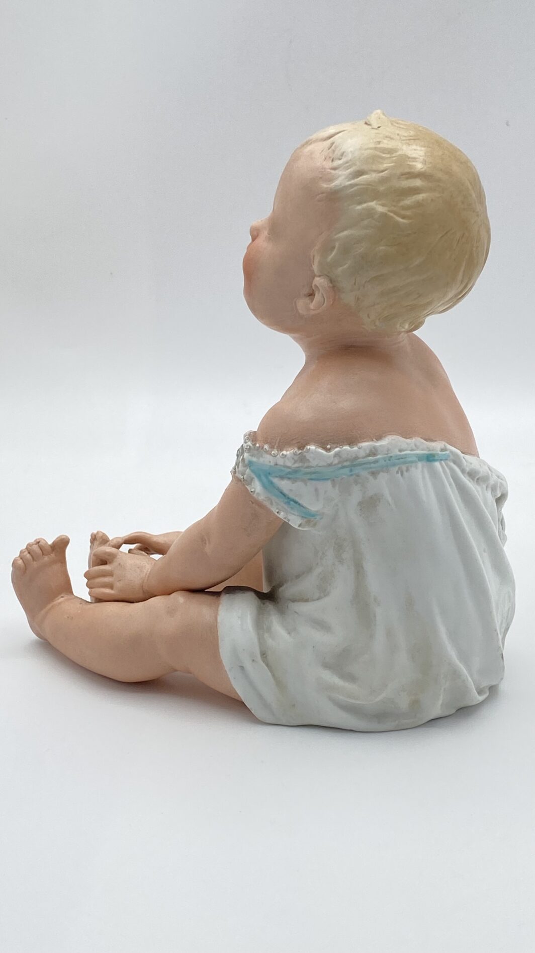 SUBLIME STATUINA “PIANO BABY” IN BISQUIT, OPERA DELLA PRESTIGIOSA CASA TEDESCA DI PORCELLANE GEBRÜDER HEUBACH. EPOCA FINE XIX, INIZI XX sec. - immagine 8