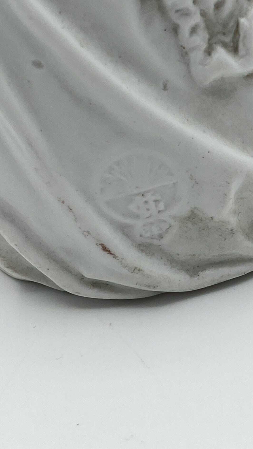 SUBLIME STATUINA “PIANO BABY” IN BISQUIT, OPERA DELLA PRESTIGIOSA CASA TEDESCA DI PORCELLANE GEBRÜDER HEUBACH. EPOCA FINE XIX, INIZI XX sec. - immagine 11
