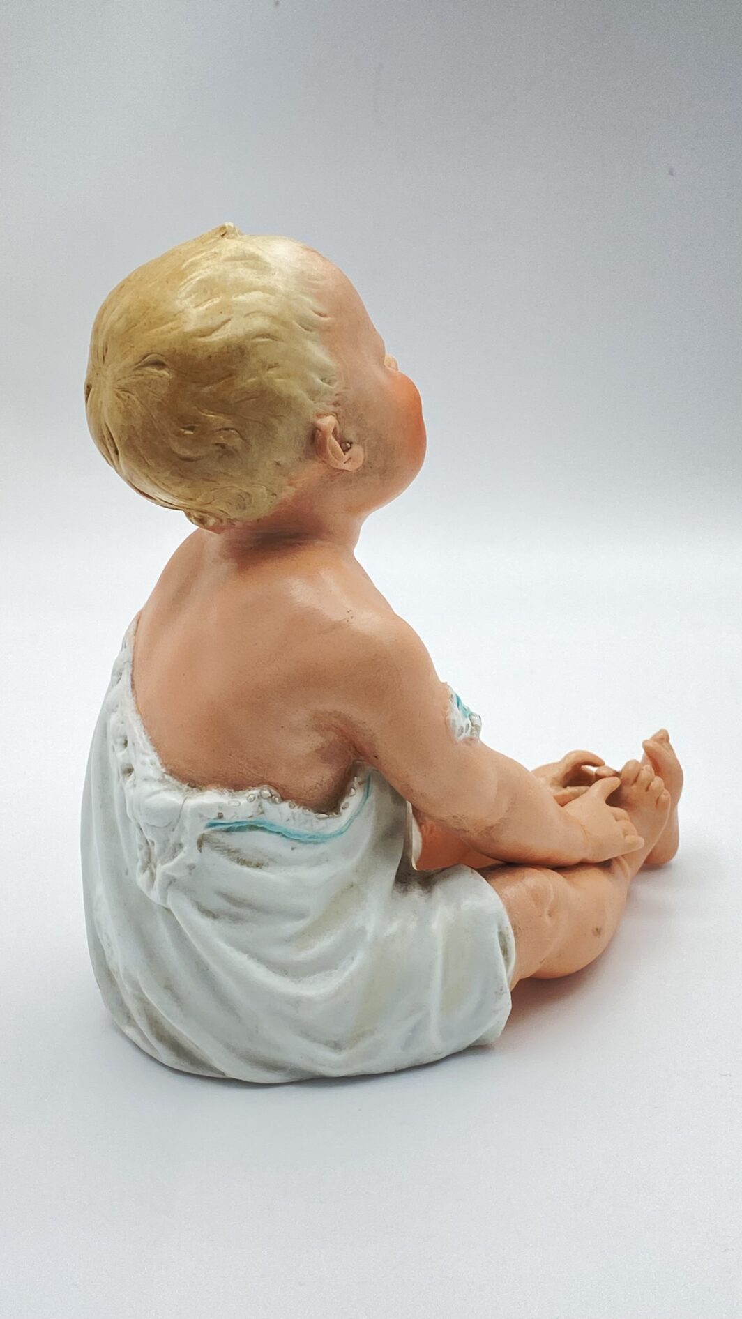 SUBLIME STATUINA “PIANO BABY” IN BISQUIT, OPERA DELLA PRESTIGIOSA CASA TEDESCA DI PORCELLANE GEBRÜDER HEUBACH. EPOCA FINE XIX, INIZI XX sec. - immagine 12