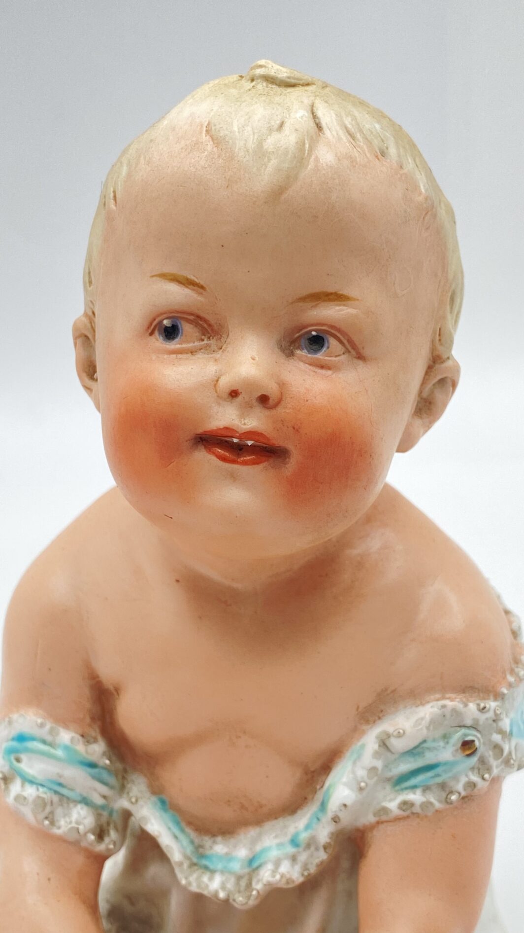 SUBLIME STATUINA “PIANO BABY” IN BISQUIT, OPERA DELLA PRESTIGIOSA CASA TEDESCA DI PORCELLANE GEBRÜDER HEUBACH. EPOCA FINE XIX, INIZI XX sec. - immagine 13