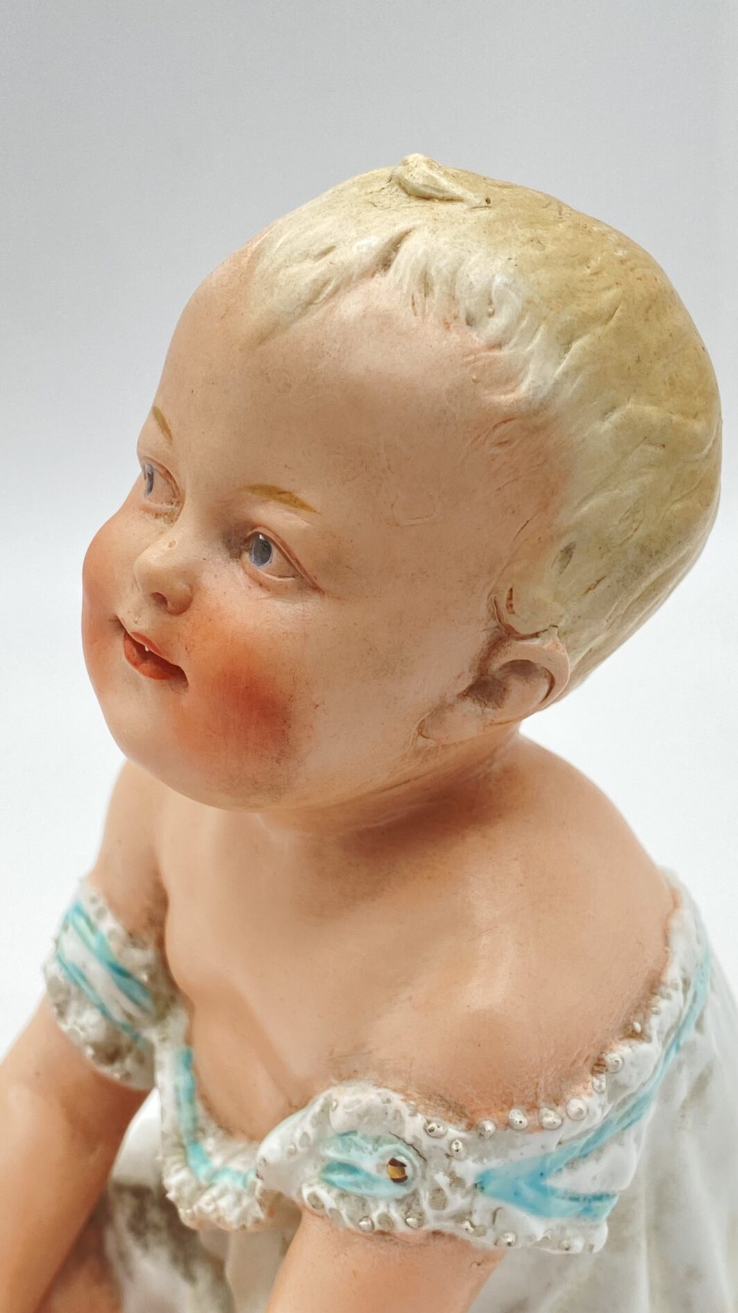 SUBLIME STATUINA “PIANO BABY” IN BISQUIT, OPERA DELLA PRESTIGIOSA CASA TEDESCA DI PORCELLANE GEBRÜDER HEUBACH. EPOCA FINE XIX, INIZI XX sec. - immagine 14