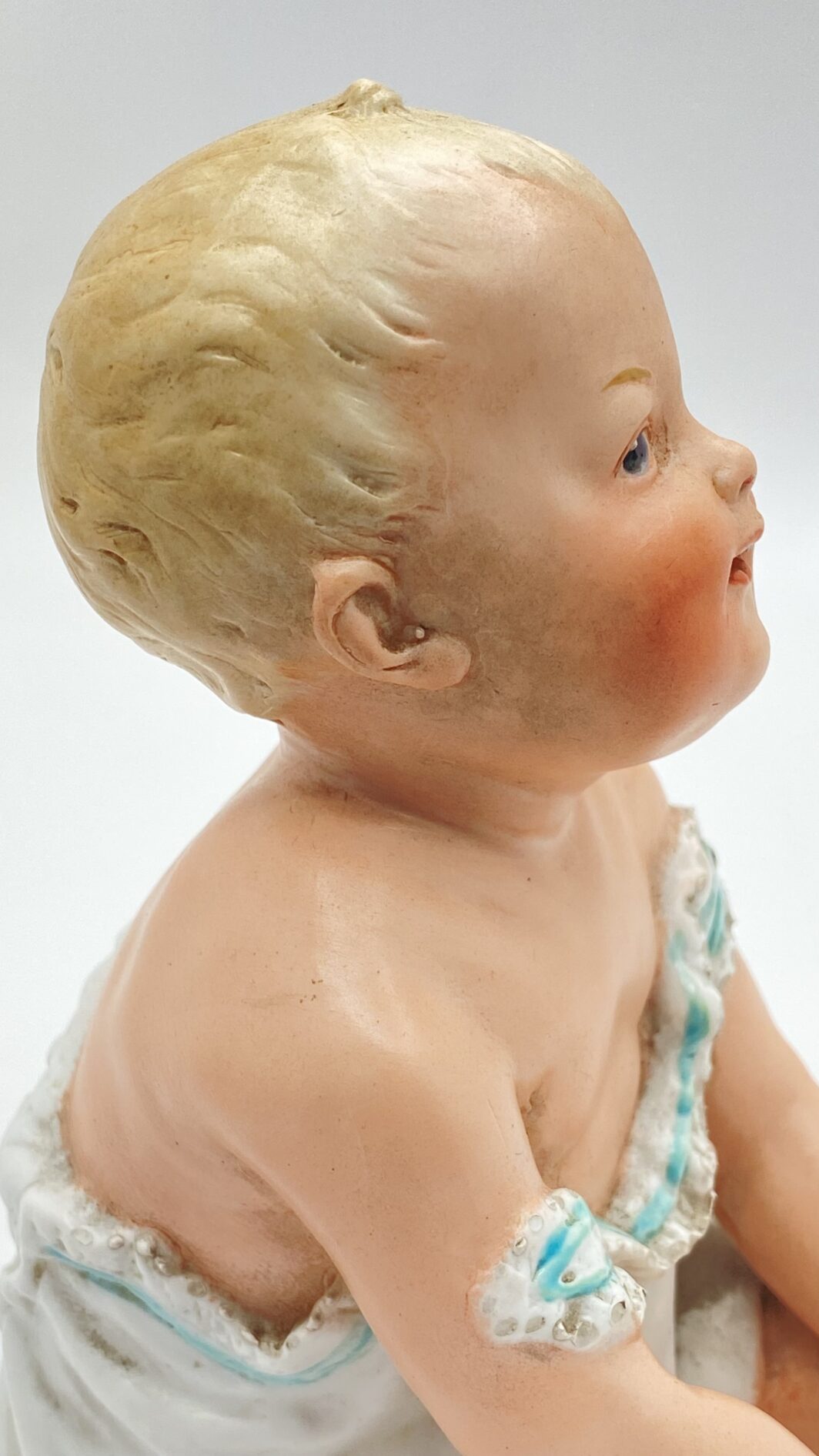 SUBLIME STATUINA “PIANO BABY” IN BISQUIT, OPERA DELLA PRESTIGIOSA CASA TEDESCA DI PORCELLANE GEBRÜDER HEUBACH. EPOCA FINE XIX, INIZI XX sec. - immagine 15