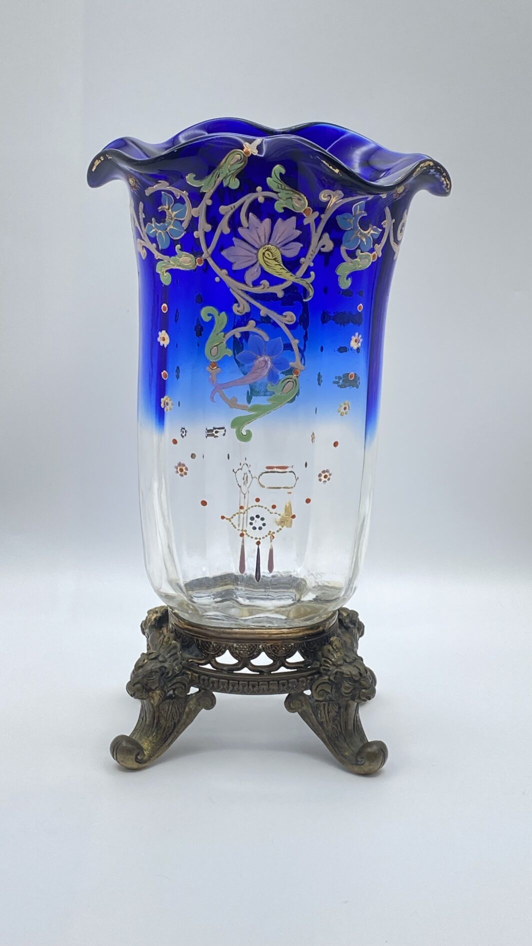 RAFFINATO VASO ART NOUVEAU IN VETRO SOFFIATO DIPINTO A MANO A MOTIVI FLOREALI, CON BASE IN BRONZO. FRANCIA, FINE XIX sec.