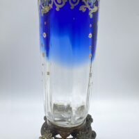 RAFFINATO VASO ART NOUVEAU IN VETRO SOFFIATO DIPINTO A MANO A MOTIVI FLOREALI, CON BASE IN BRONZO. FRANCIA, FINE XIX sec. - immagine 4