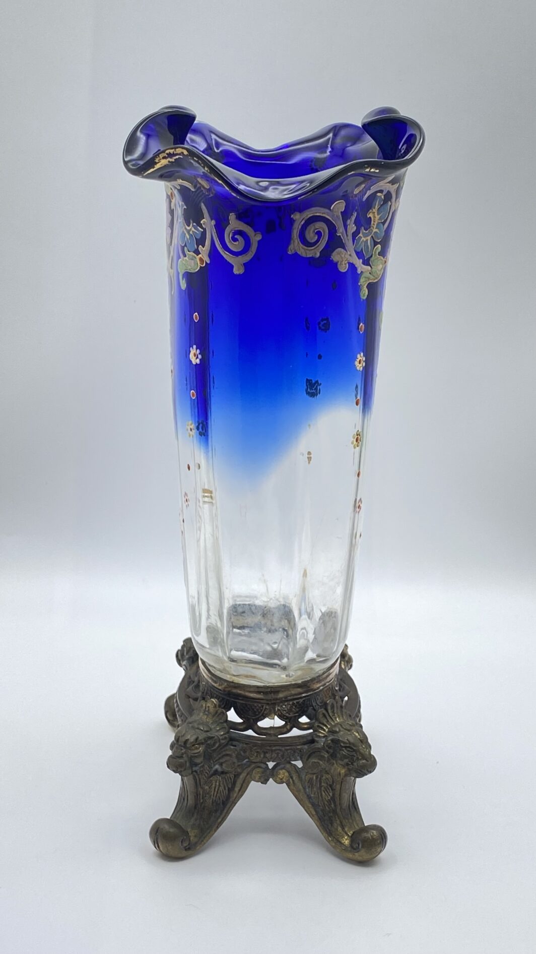 RAFFINATO VASO ART NOUVEAU IN VETRO SOFFIATO DIPINTO A MANO A MOTIVI FLOREALI, CON BASE IN BRONZO. FRANCIA, FINE XIX sec. - immagine 3