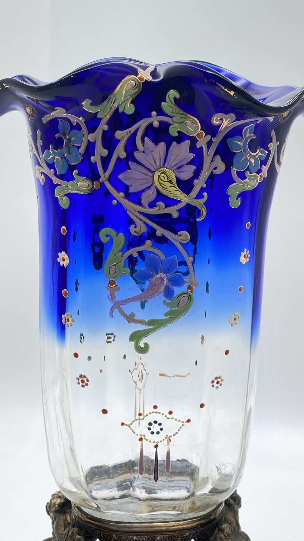 RAFFINATO VASO ART NOUVEAU IN VETRO SOFFIATO DIPINTO A MANO A MOTIVI FLOREALI, CON BASE IN BRONZO. FRANCIA, FINE XIX sec. - immagine 9