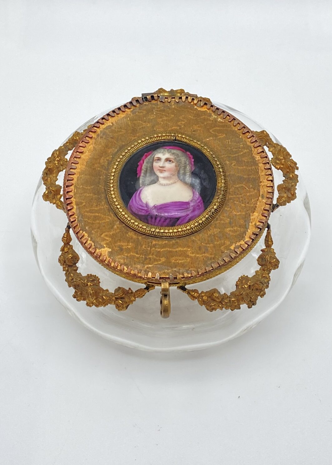 ELEGANTE E RARO PORTACIPRIA IN VETRO SOFFIATO E ORMOLU, CON PLACCA IN PORCELLANA CON RITRATTO DI NOBILDONNA. EPOCA CARLO X. FRANCIA, INIZI XIX SEC.
