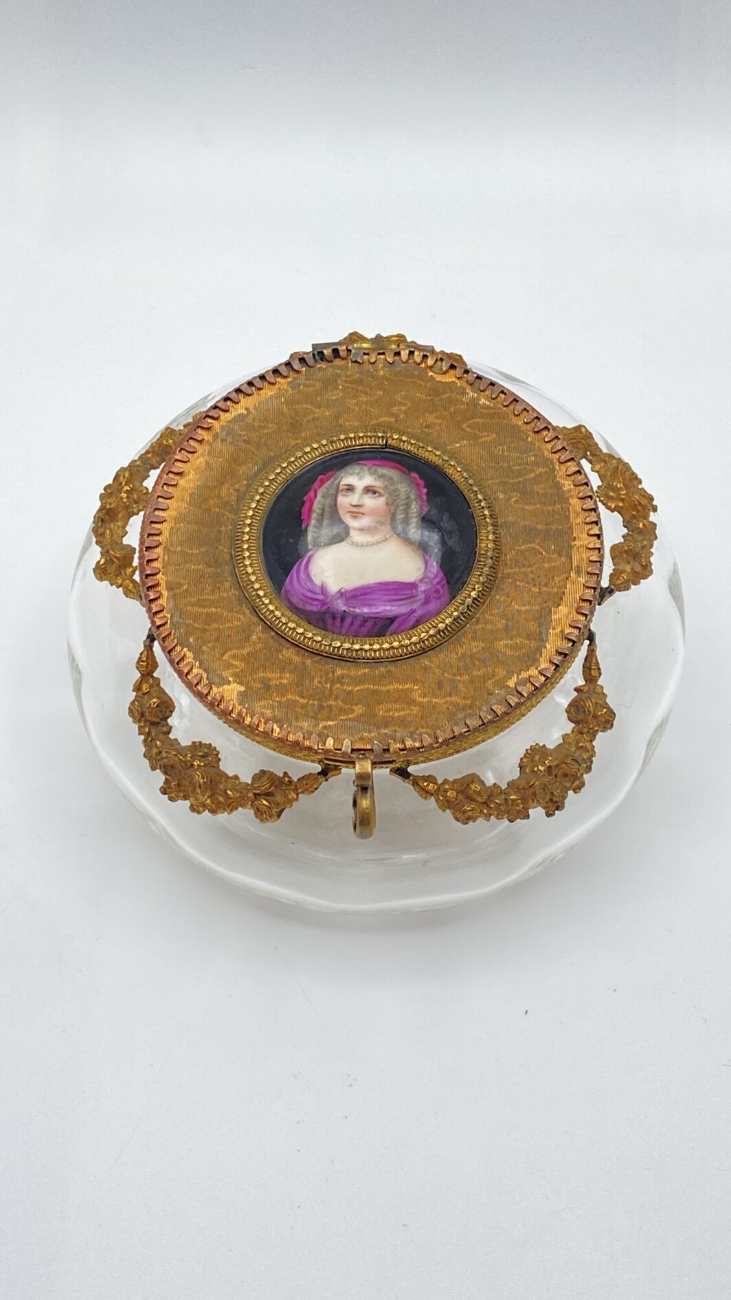 ELEGANTE E RARO PORTACIPRIA IN VETRO SOFFIATO E ORMOLU, CON PLACCA IN PORCELLANA CON RITRATTO DI NOBILDONNA. EPOCA CARLO X. FRANCIA, INIZI XIX SEC.