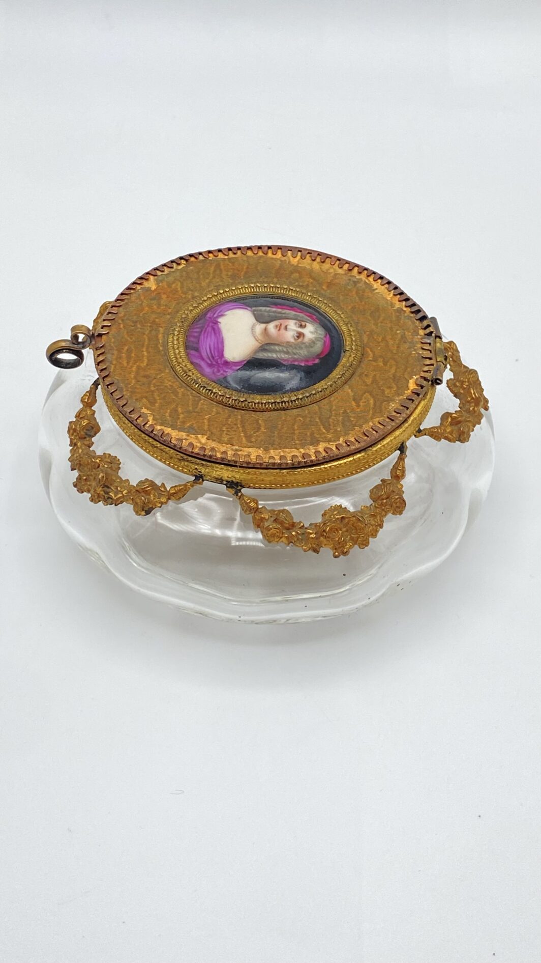 ELEGANTE E RARO PORTACIPRIA IN VETRO SOFFIATO E ORMOLU, CON PLACCA IN PORCELLANA CON RITRATTO DI NOBILDONNA. EPOCA CARLO X. FRANCIA, INIZI XIX SEC. - immagine 3