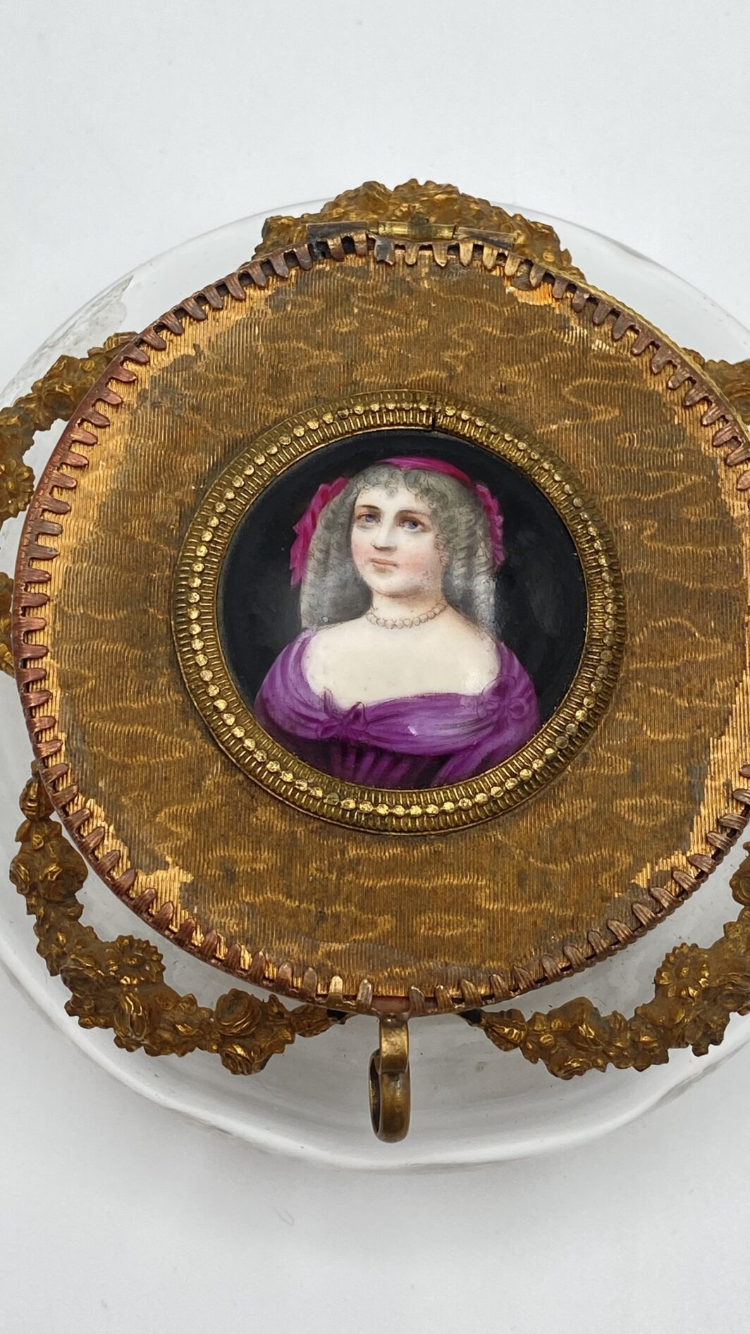 ELEGANTE E RARO PORTACIPRIA IN VETRO SOFFIATO E ORMOLU, CON PLACCA IN PORCELLANA CON RITRATTO DI NOBILDONNA. EPOCA CARLO X. FRANCIA, INIZI XIX SEC. - immagine 6