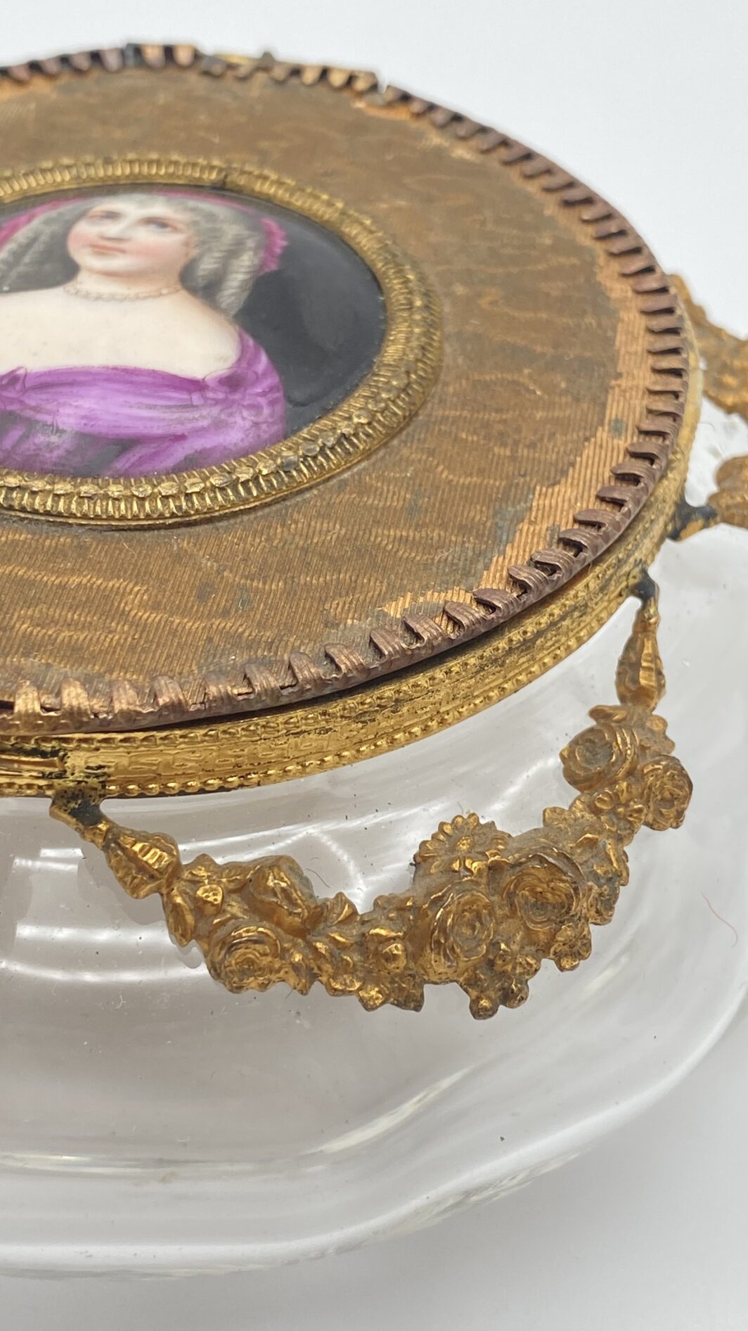 ELEGANTE E RARO PORTACIPRIA IN VETRO SOFFIATO E ORMOLU, CON PLACCA IN PORCELLANA CON RITRATTO DI NOBILDONNA. EPOCA CARLO X. FRANCIA, INIZI XIX SEC. - immagine 7
