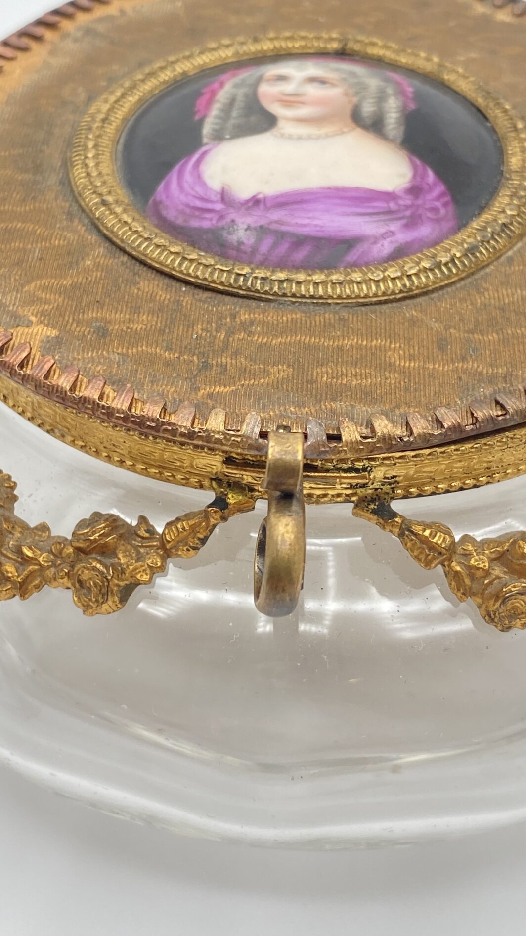 ELEGANTE E RARO PORTACIPRIA IN VETRO SOFFIATO E ORMOLU, CON PLACCA IN PORCELLANA CON RITRATTO DI NOBILDONNA. EPOCA CARLO X. FRANCIA, INIZI XIX SEC. - immagine 8
