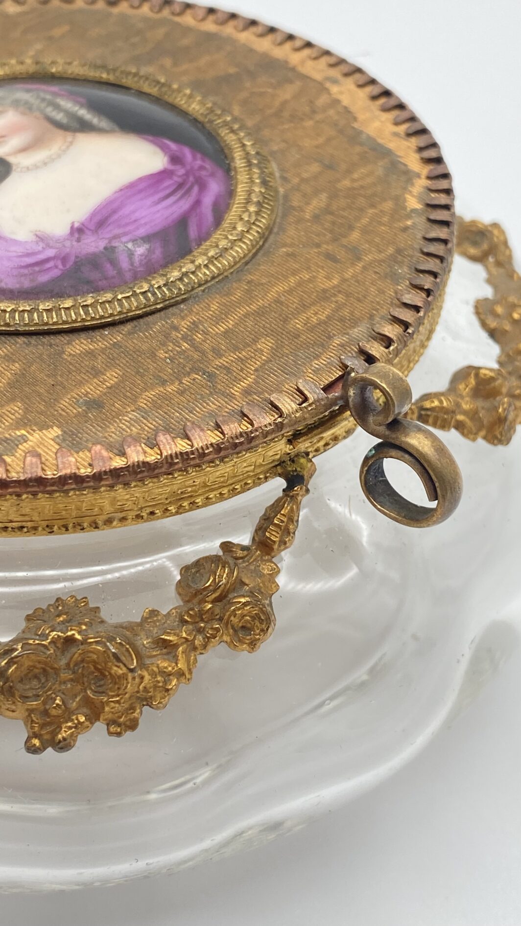 ELEGANTE E RARO PORTACIPRIA IN VETRO SOFFIATO E ORMOLU, CON PLACCA IN PORCELLANA CON RITRATTO DI NOBILDONNA. EPOCA CARLO X. FRANCIA, INIZI XIX SEC. - immagine 9