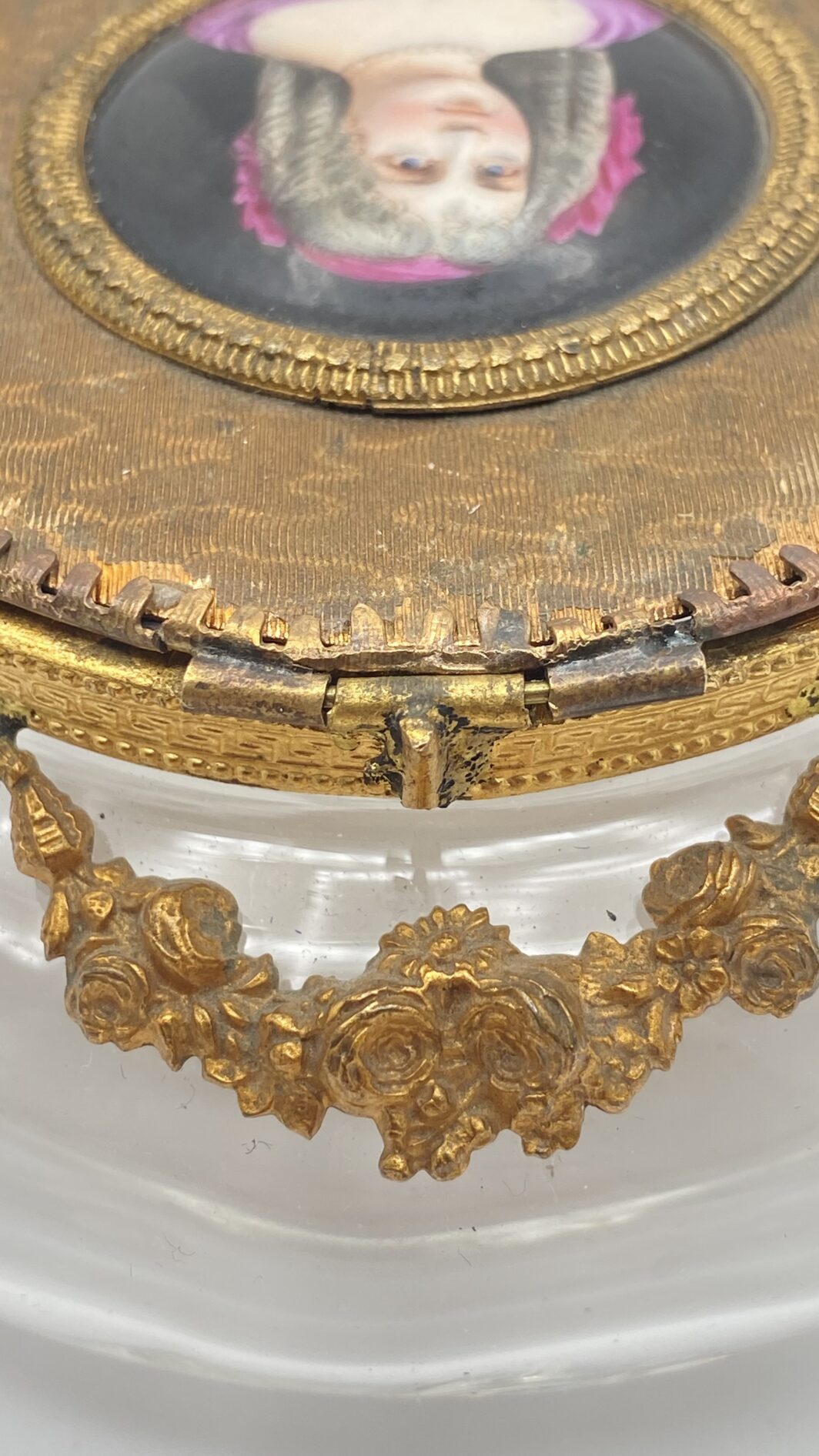 ELEGANTE E RARO PORTACIPRIA IN VETRO SOFFIATO E ORMOLU, CON PLACCA IN PORCELLANA CON RITRATTO DI NOBILDONNA. EPOCA CARLO X. FRANCIA, INIZI XIX SEC. - immagine 10
