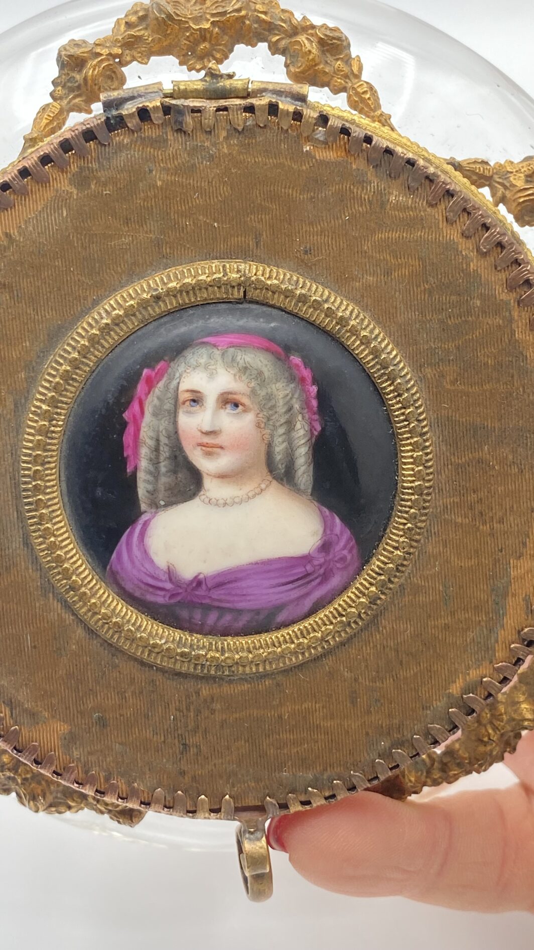 ELEGANTE E RARO PORTACIPRIA IN VETRO SOFFIATO E ORMOLU, CON PLACCA IN PORCELLANA CON RITRATTO DI NOBILDONNA. EPOCA CARLO X. FRANCIA, INIZI XIX SEC. - immagine 11