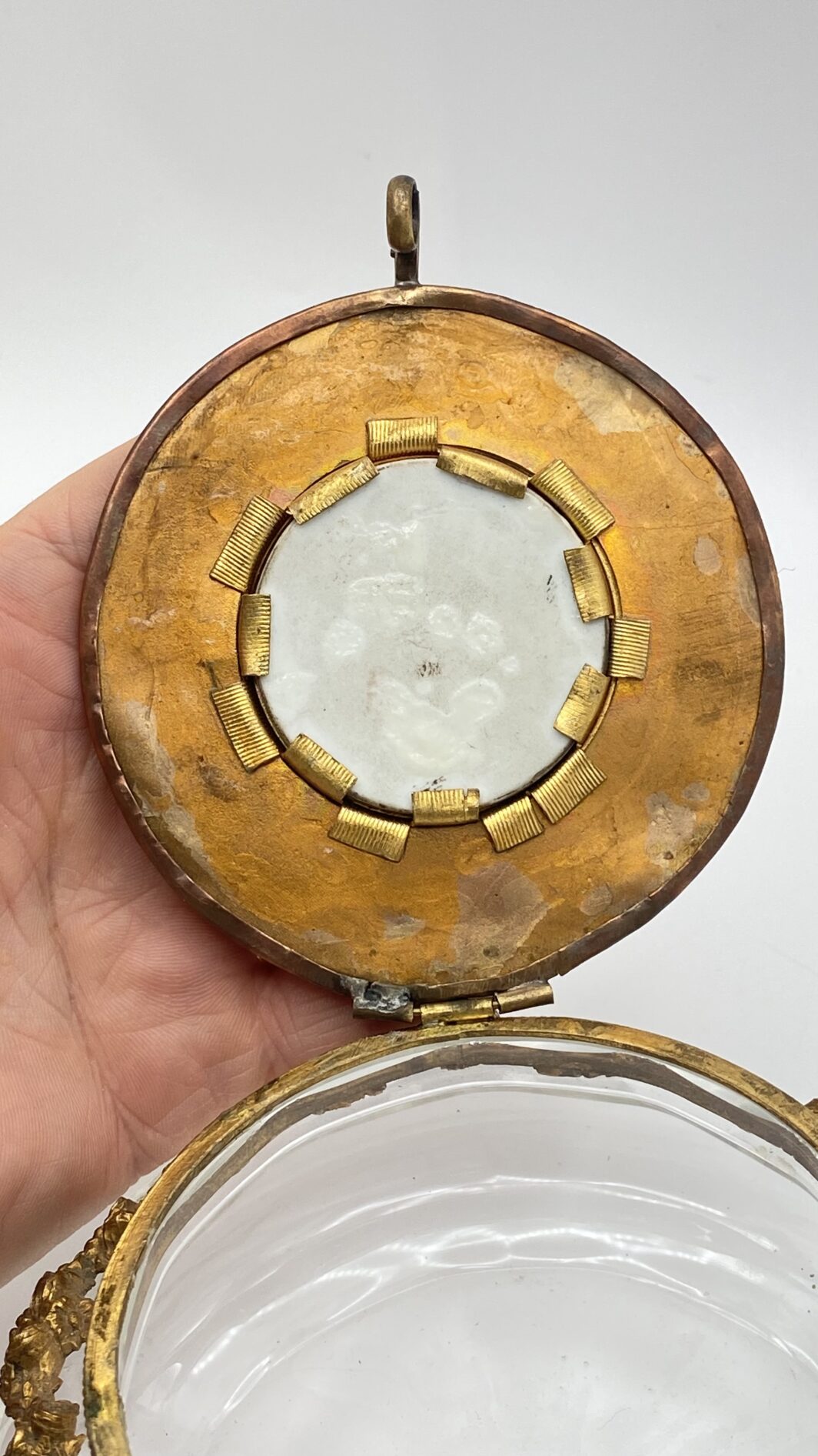 ELEGANTE E RARO PORTACIPRIA IN VETRO SOFFIATO E ORMOLU, CON PLACCA IN PORCELLANA CON RITRATTO DI NOBILDONNA. EPOCA CARLO X. FRANCIA, INIZI XIX SEC. - immagine 12