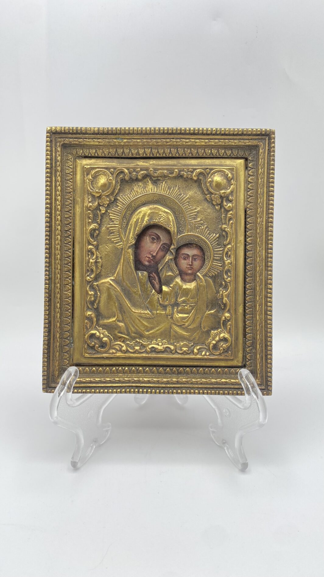 INCANTEVOLE PICCOLA ICONA DELLA MADONNA DI KAZAN, DIPINTA A MANO, CON RIZZA IN BRONZO RICCAMENTE DECORATA. RUSSIA, XX sec.
