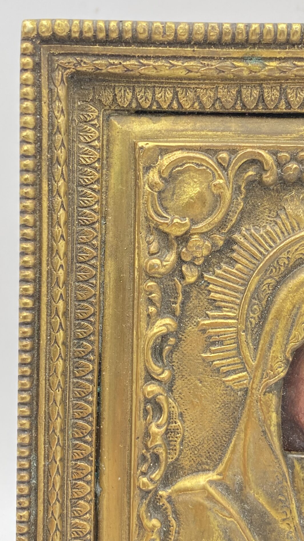 INCANTEVOLE PICCOLA ICONA DELLA MADONNA DI KAZAN, DIPINTA A MANO, CON RIZZA IN BRONZO RICCAMENTE DECORATA. RUSSIA, XX sec. - immagine 3