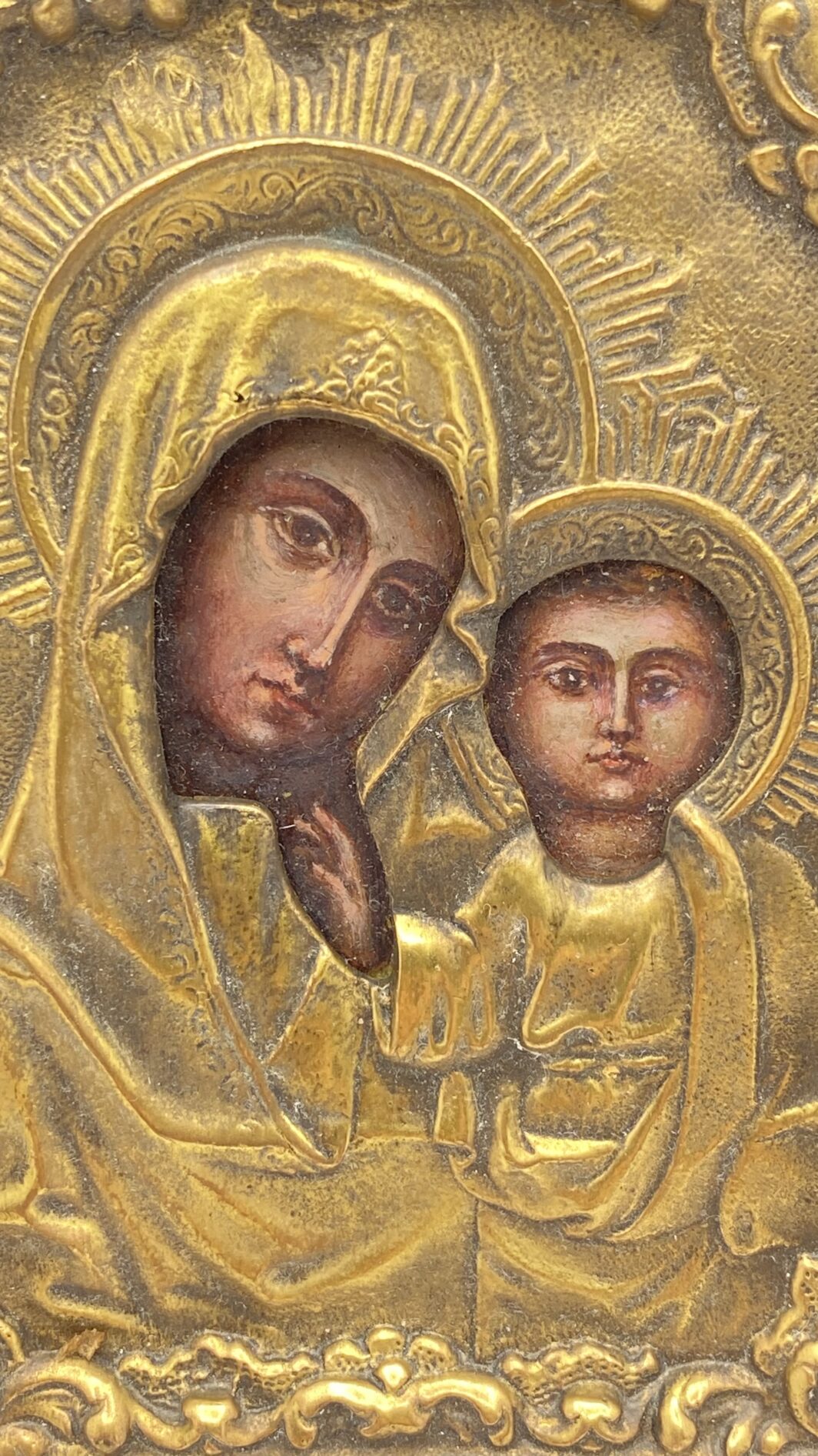 INCANTEVOLE PICCOLA ICONA DELLA MADONNA DI KAZAN, DIPINTA A MANO, CON RIZZA IN BRONZO RICCAMENTE DECORATA. RUSSIA, XX sec. - immagine 5