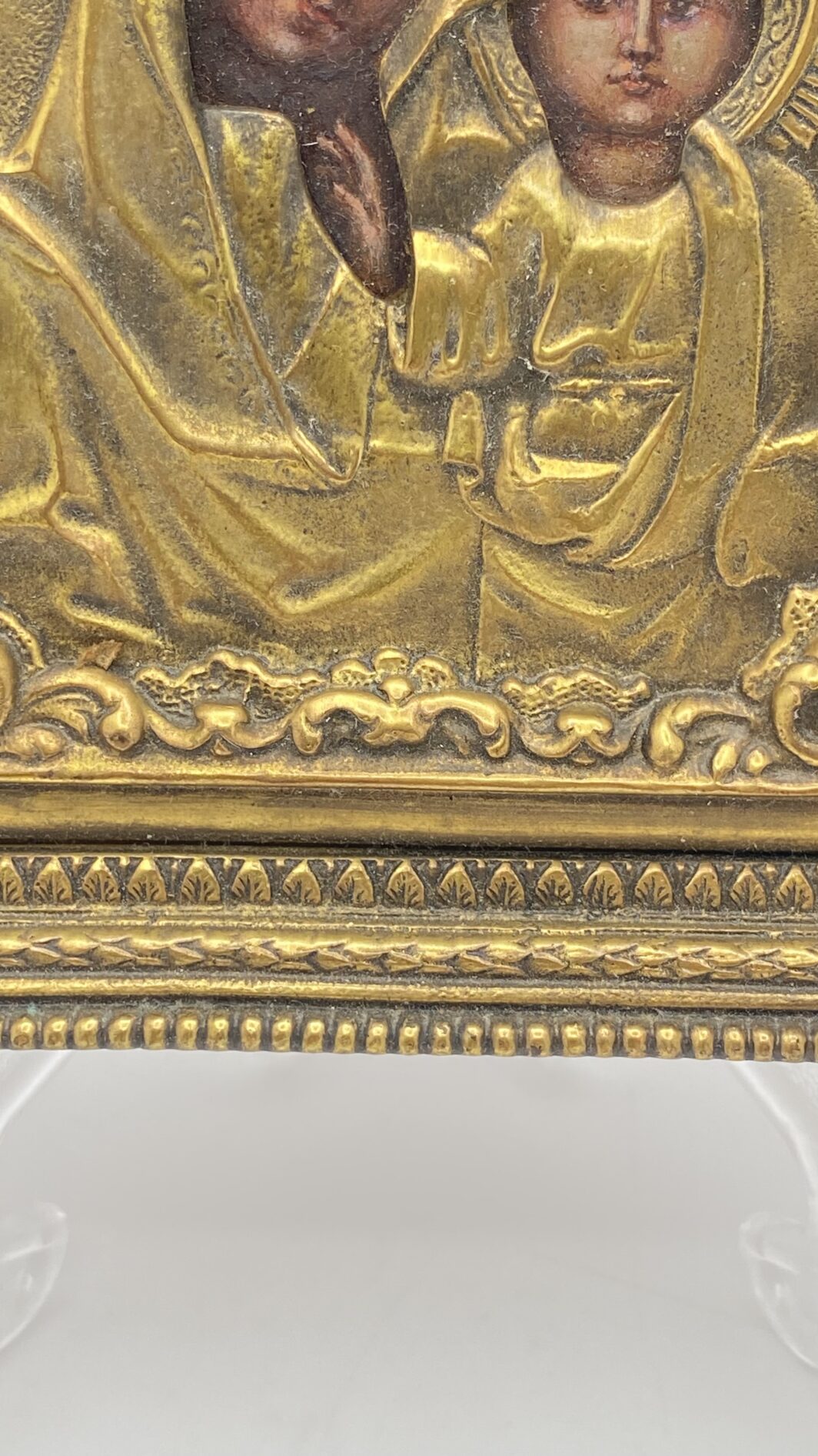 INCANTEVOLE PICCOLA ICONA DELLA MADONNA DI KAZAN, DIPINTA A MANO, CON RIZZA IN BRONZO RICCAMENTE DECORATA. RUSSIA, XX sec. - immagine 7