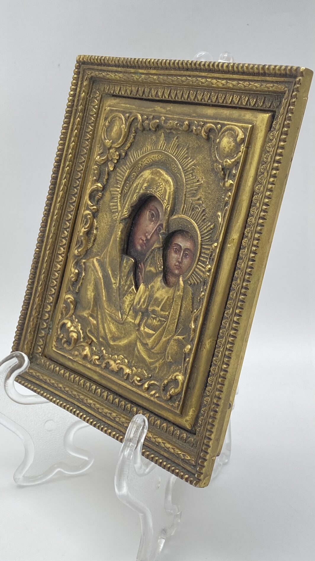 INCANTEVOLE PICCOLA ICONA DELLA MADONNA DI KAZAN, DIPINTA A MANO, CON RIZZA IN BRONZO RICCAMENTE DECORATA. RUSSIA, XX sec. - immagine 9