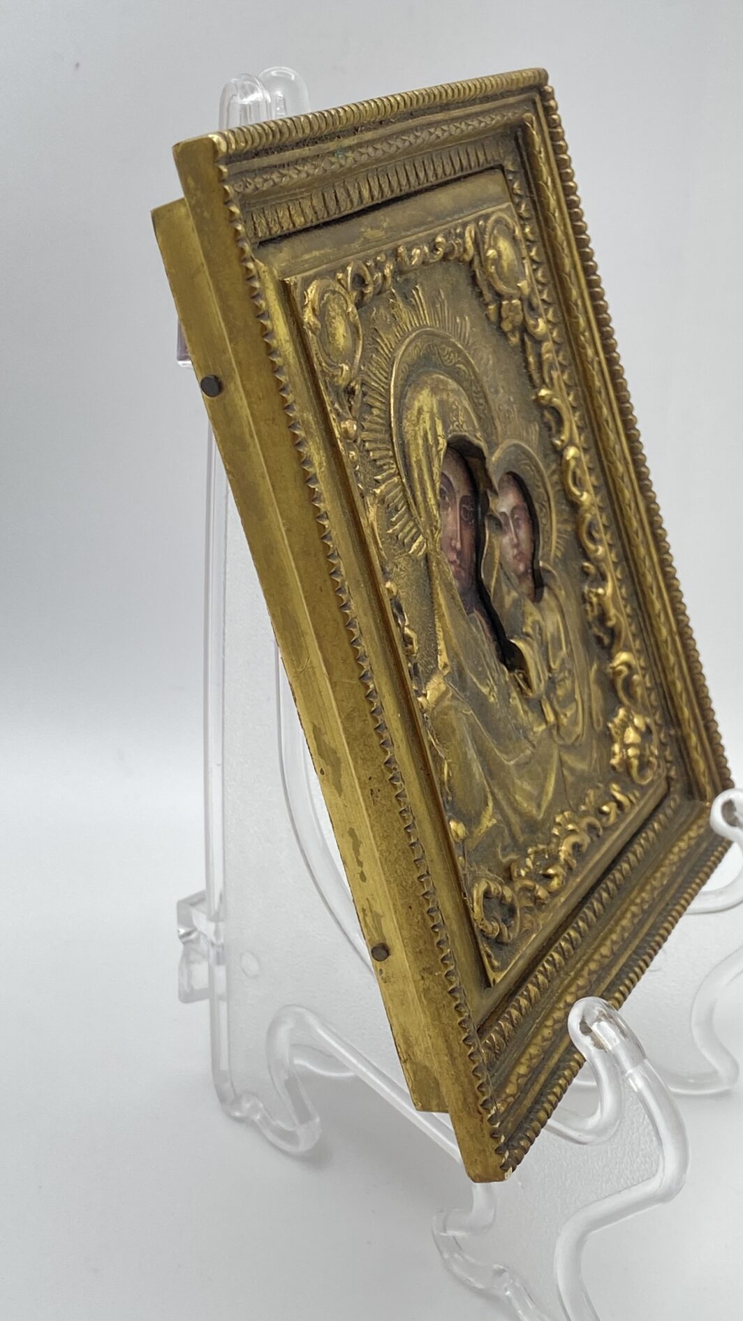 INCANTEVOLE PICCOLA ICONA DELLA MADONNA DI KAZAN, DIPINTA A MANO, CON RIZZA IN BRONZO RICCAMENTE DECORATA. RUSSIA, XX sec. - immagine 10