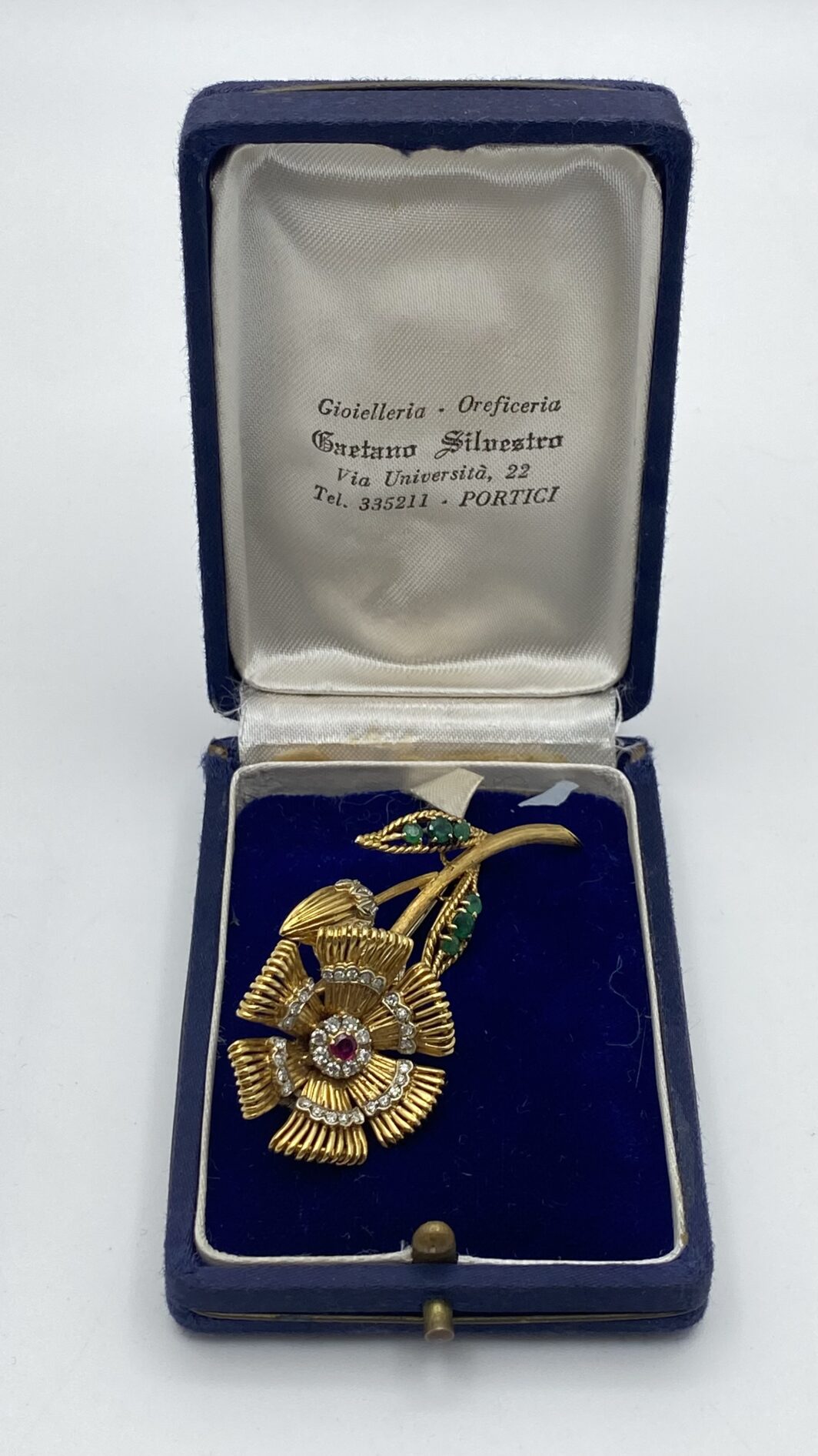 MERAVIGLIOSA SPILLA FLOREALE IN ORO 18KT, CON 0,20CT DI BRILLANTI E 0,30CT DI SMERALDI E RUBINO CENTRALE. ITALIA, ANNI ‘50. - immagine 2