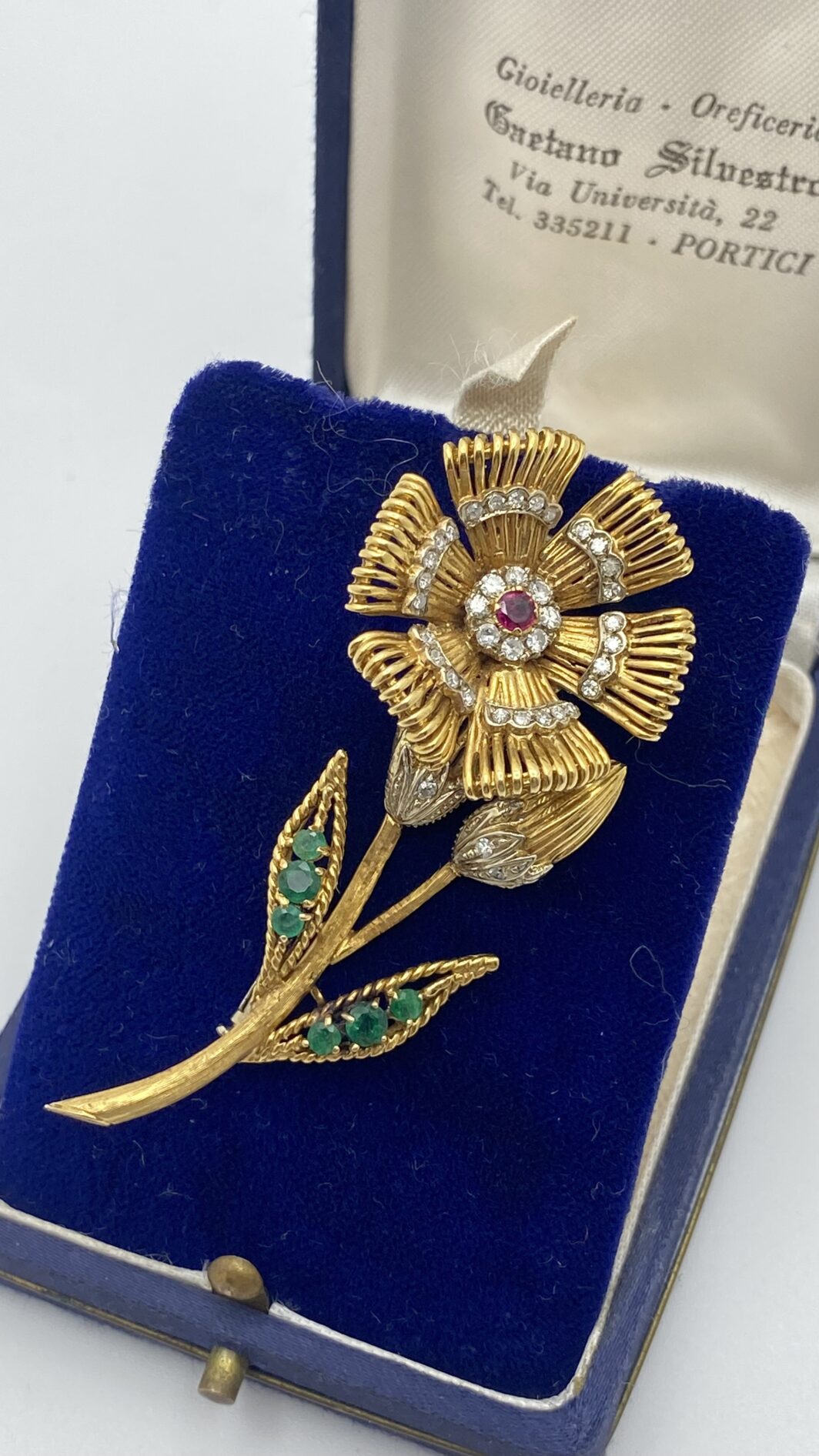 MERAVIGLIOSA SPILLA FLOREALE IN ORO 18KT, CON 0,20CT DI BRILLANTI E 0,30CT DI SMERALDI E RUBINO CENTRALE. ITALIA, ANNI ‘50. - immagine 3