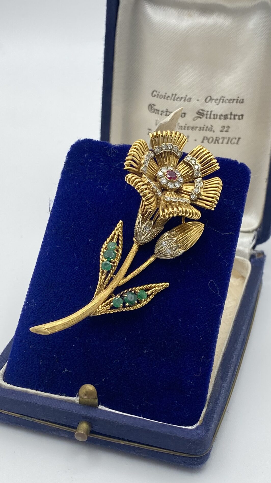 MERAVIGLIOSA SPILLA FLOREALE IN ORO 18KT, CON 0,20CT DI BRILLANTI E 0,30CT DI SMERALDI E RUBINO CENTRALE. ITALIA, ANNI ‘50. - immagine 5