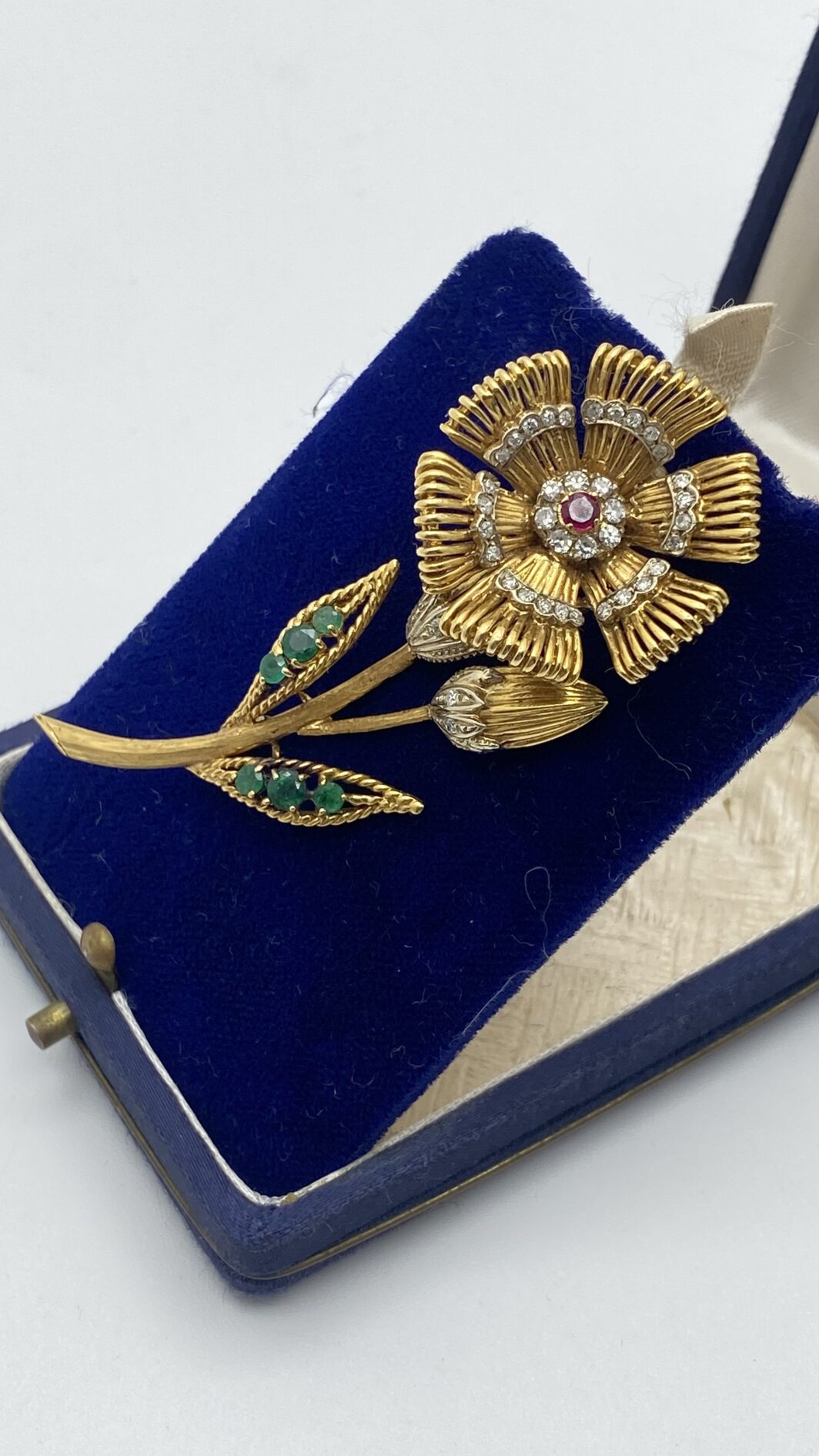 MERAVIGLIOSA SPILLA FLOREALE IN ORO 18KT, CON 0,20CT DI BRILLANTI E 0,30CT DI SMERALDI E RUBINO CENTRALE. ITALIA, ANNI ‘50. - immagine 4